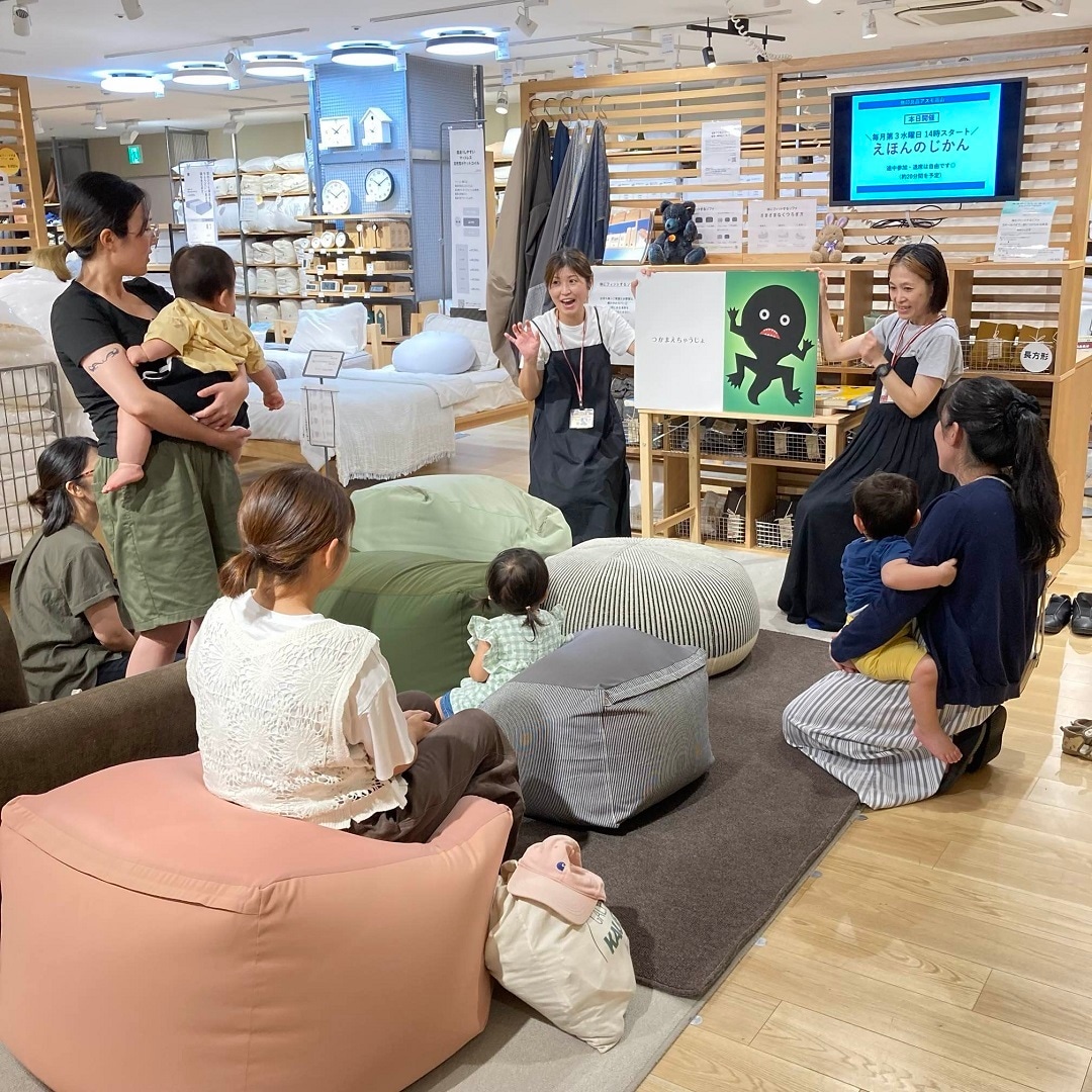 大型絵本の読み聞かせ