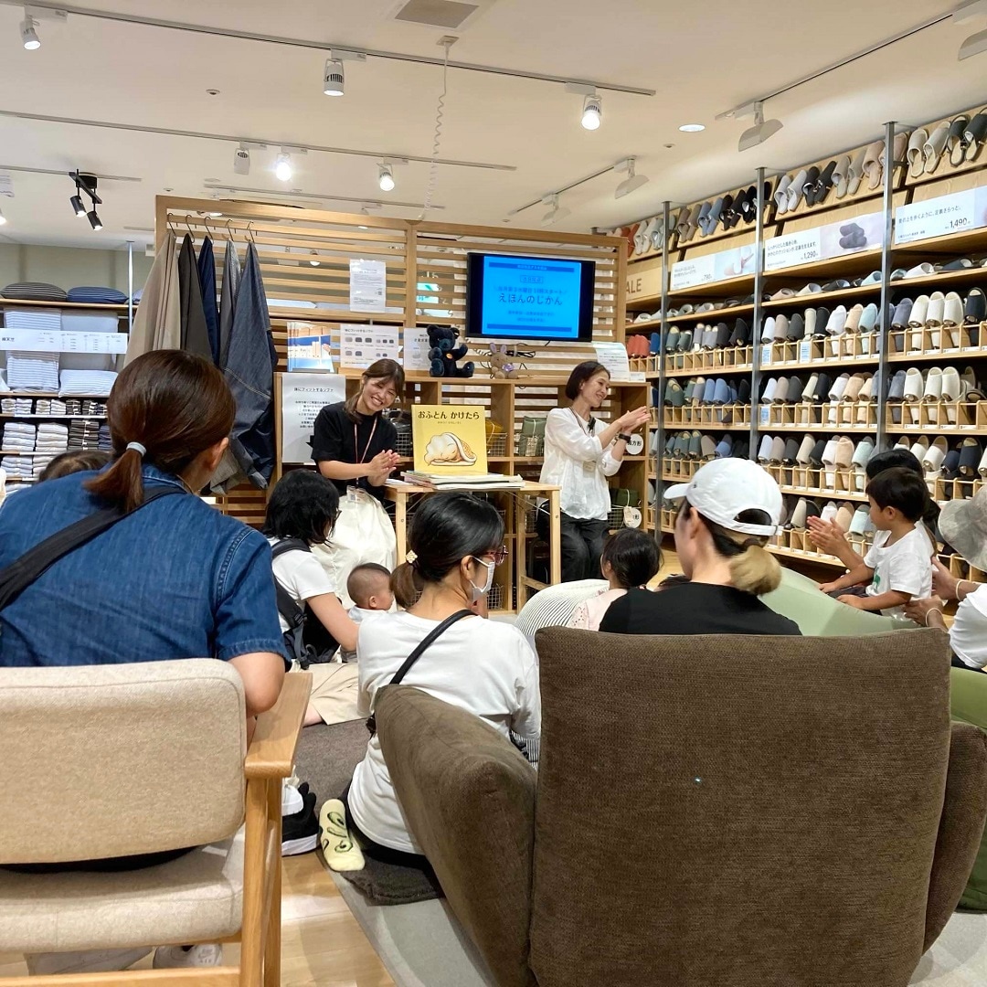 手遊びや絵本の読み聞かせをしています