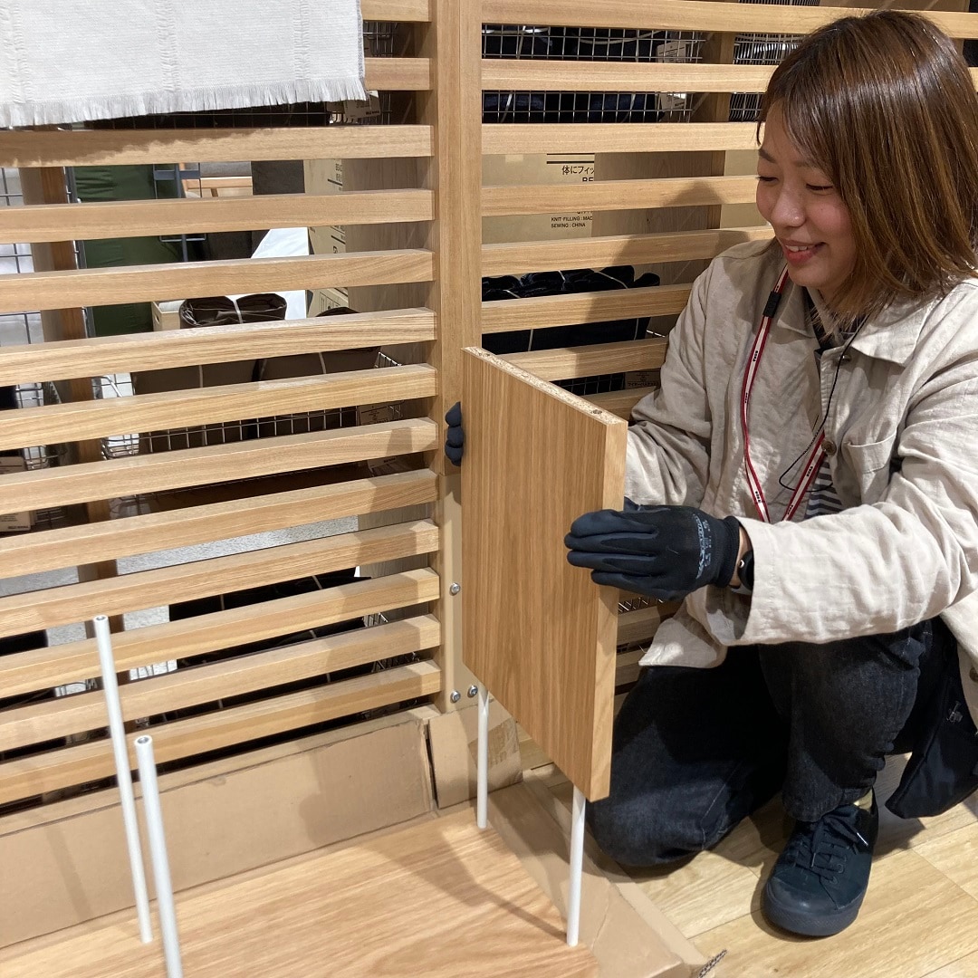 バーに板をはめ込んでいる写真