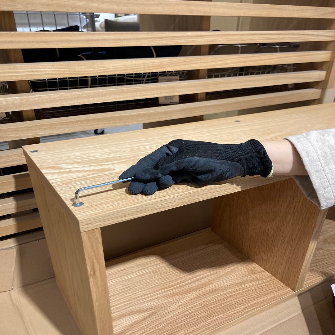 ネジを締めている写真