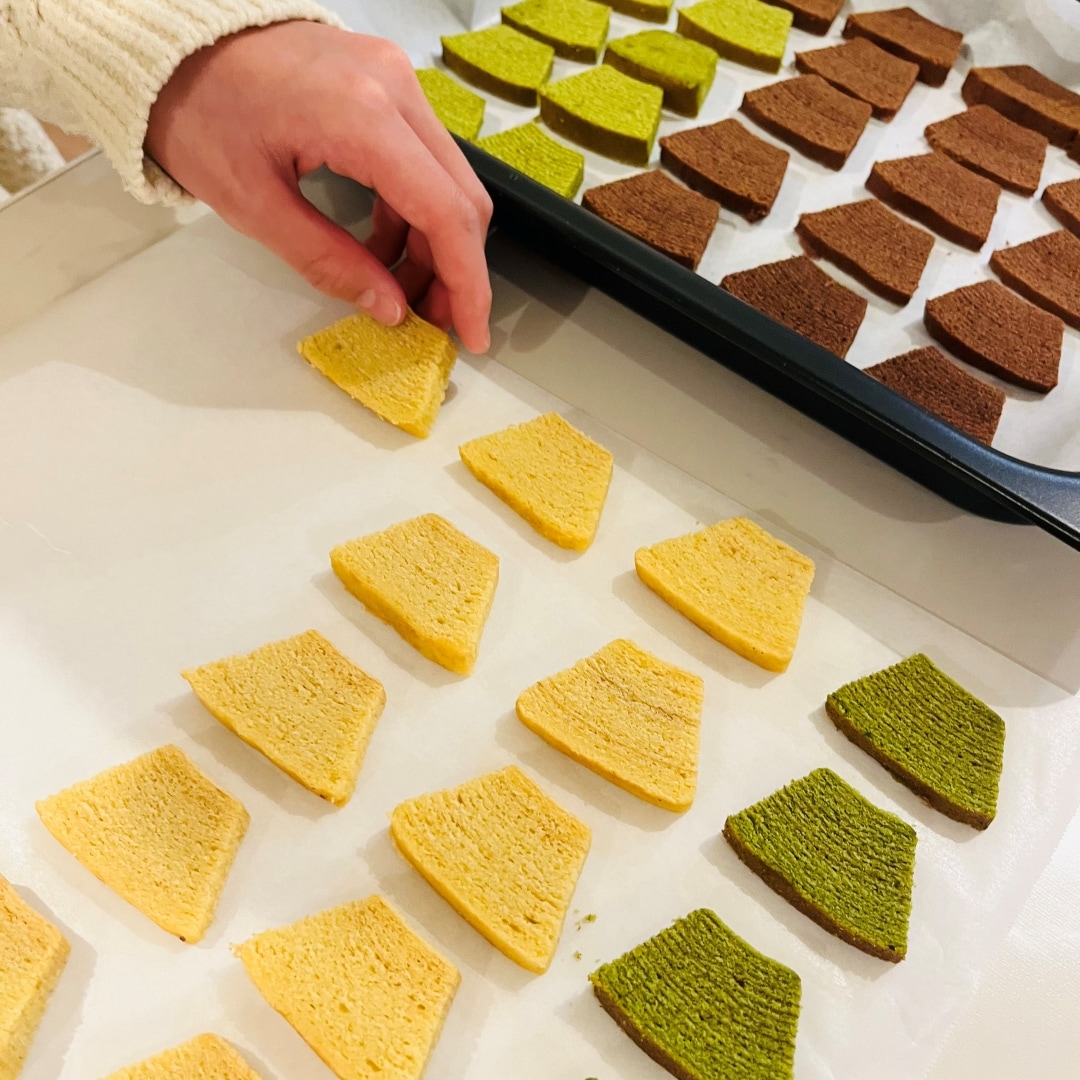 クッキングシートを敷いた天板にのせます。