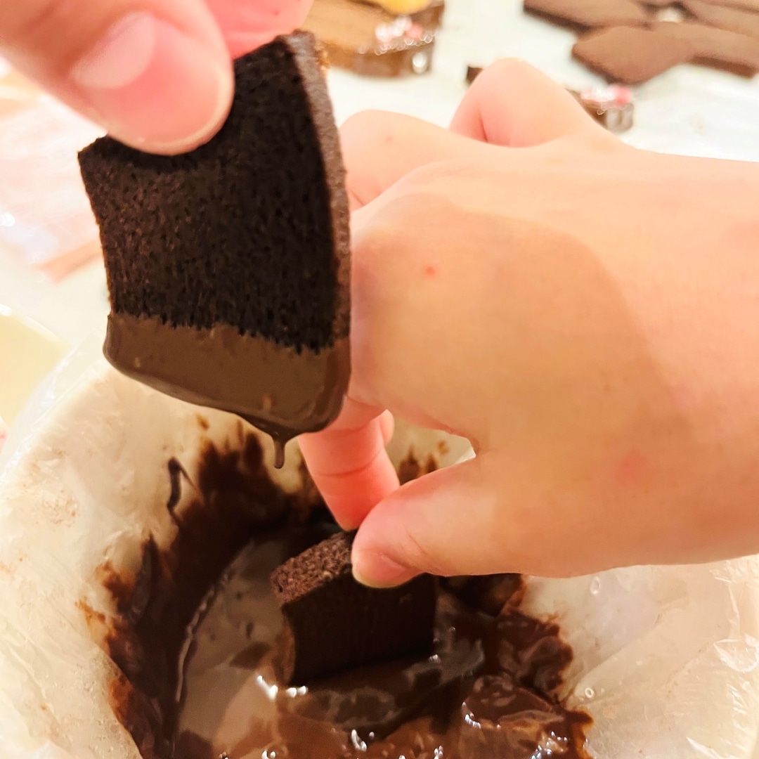 湯せんで溶かしたチョコレートをつけます。