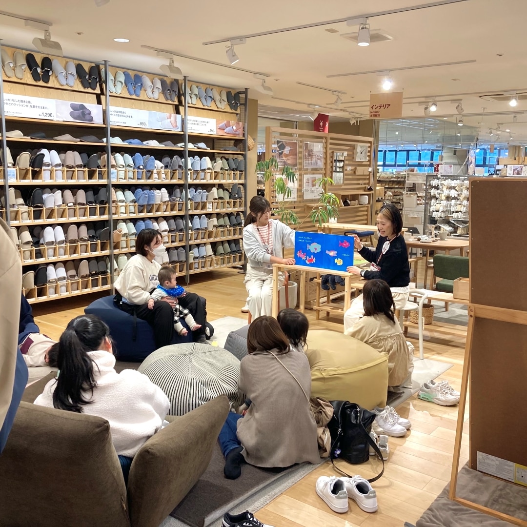 大型絵本の読み聞かせや季節の手遊びを企画しています。