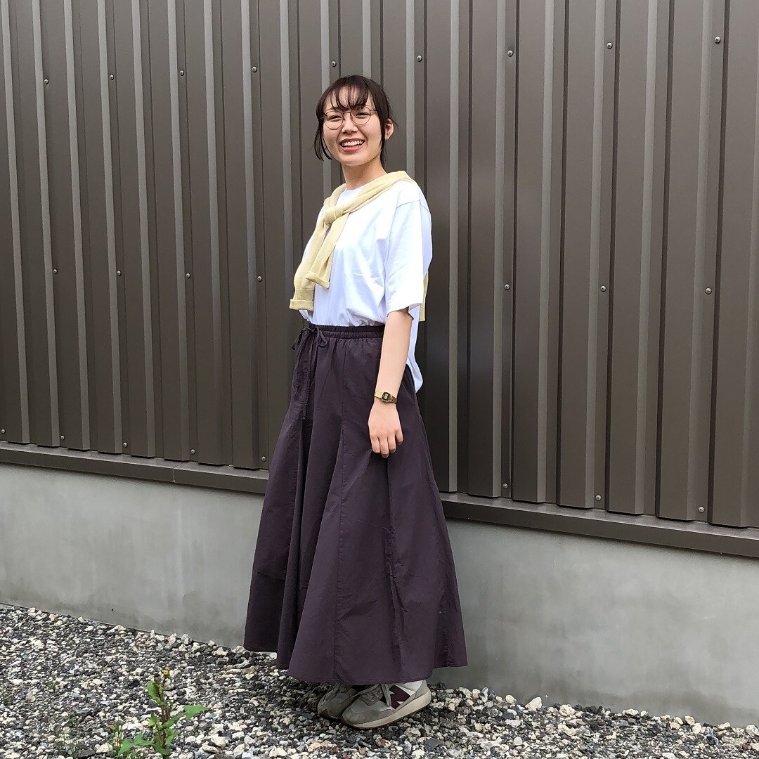 紹介商品を着る女性スタッフ