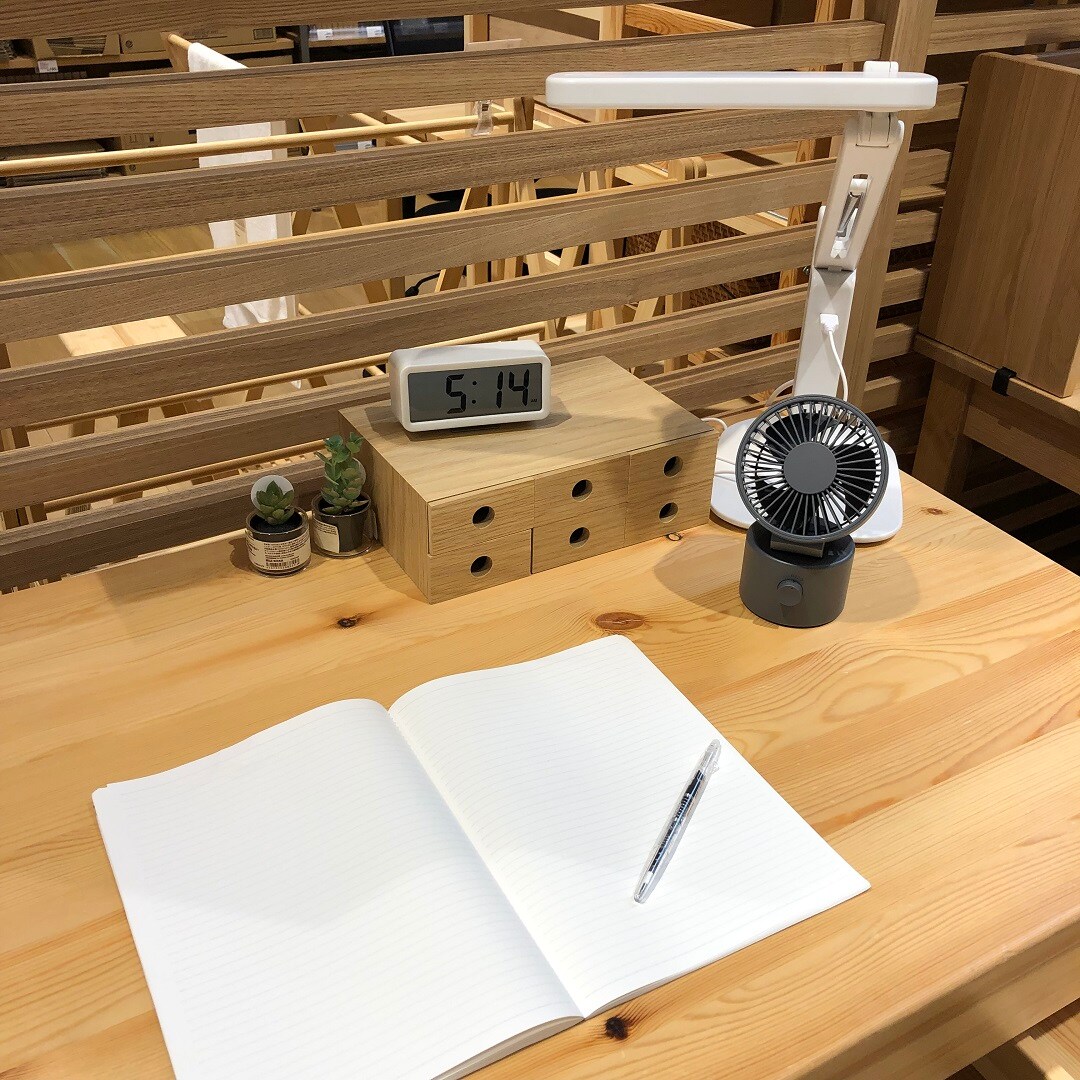 コードレスデスクファンの使用風景