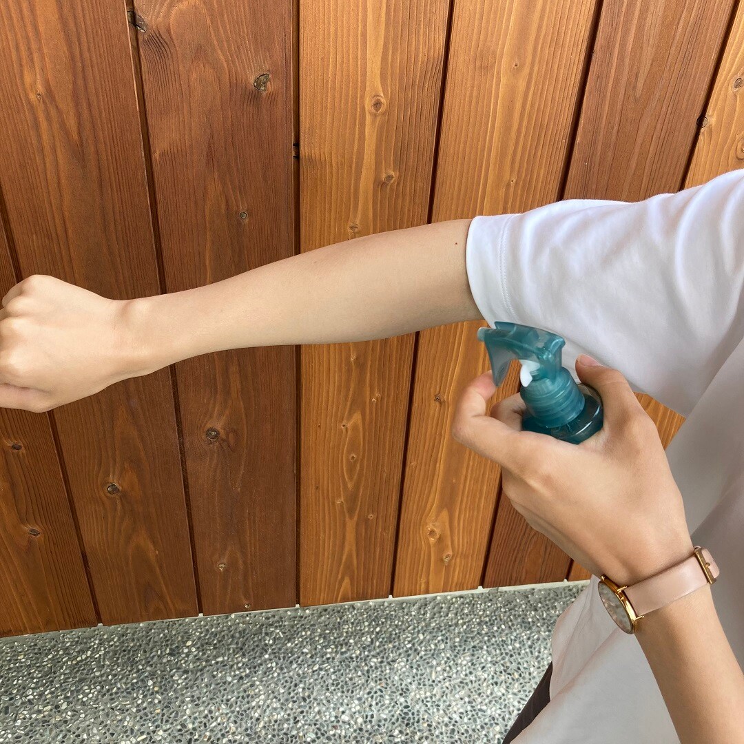 ひんやりボディミストを試している写真