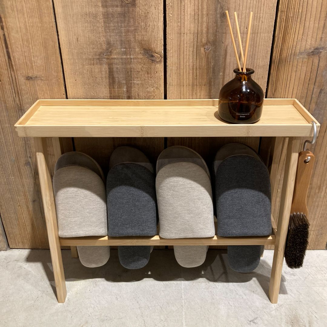 竹材スリムトレーテーブルにスリッパを収納している写真