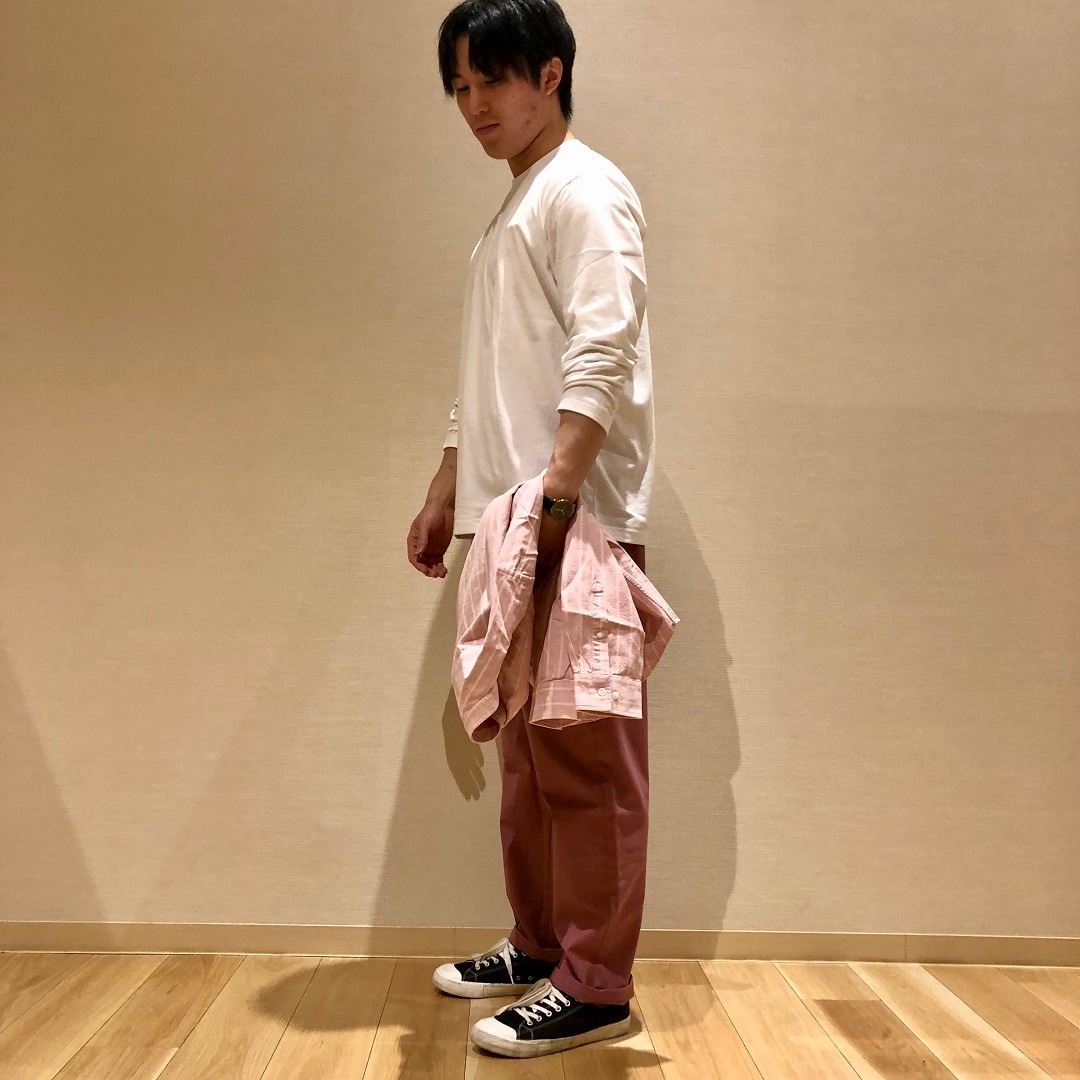 ピンクストライプのシャツとスモーキーピンクのパンツ