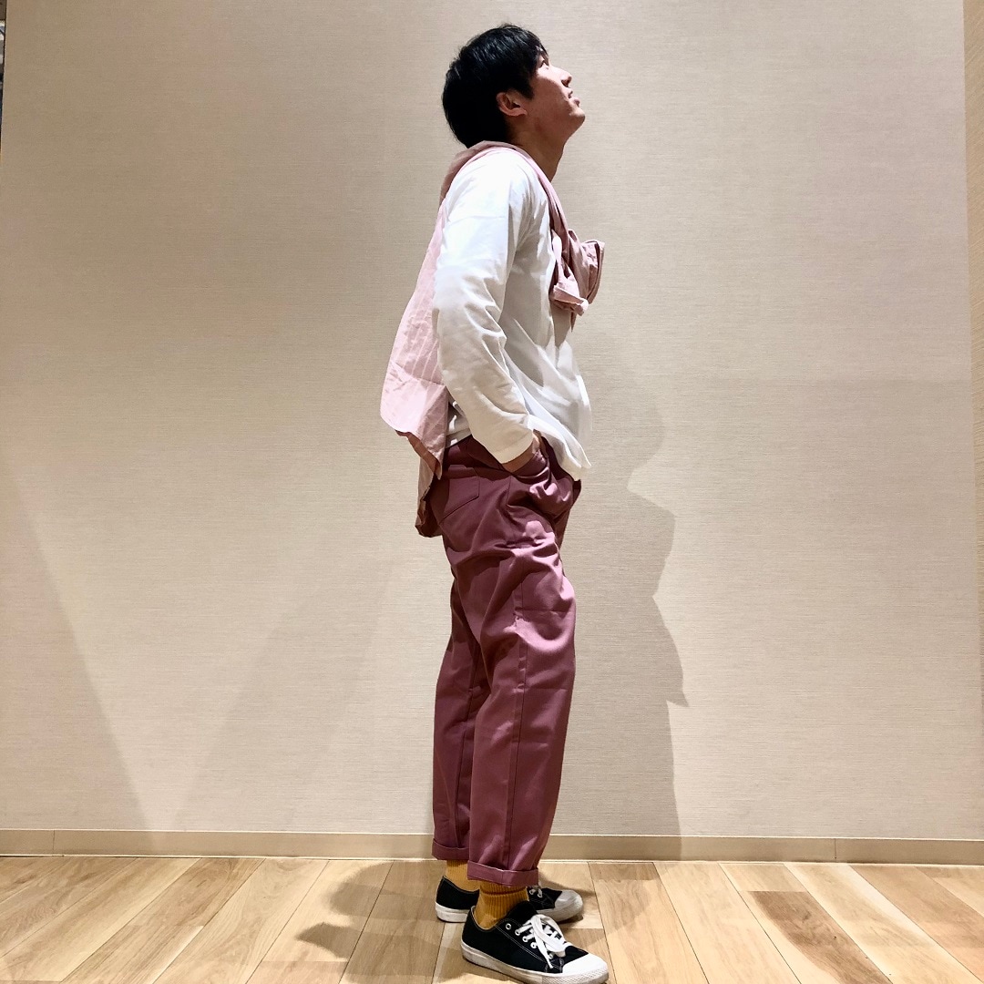 ピンクストライプのシャツとスモーキーピンクのパンツ