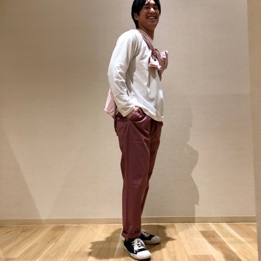 ピンクストライプのシャツとスモーキーピンクのパンツ
