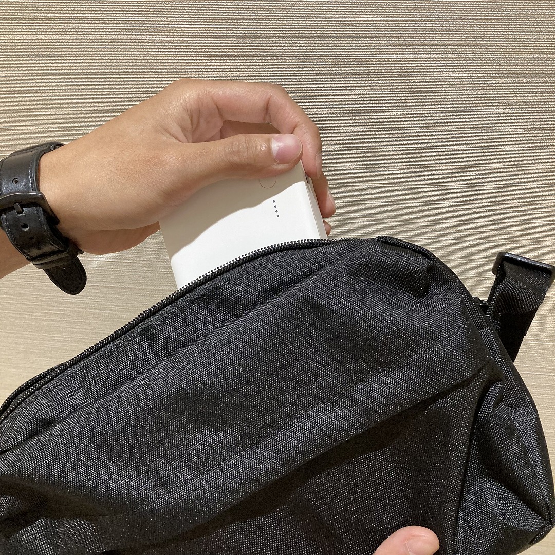 商品をバックに入れようとする写真