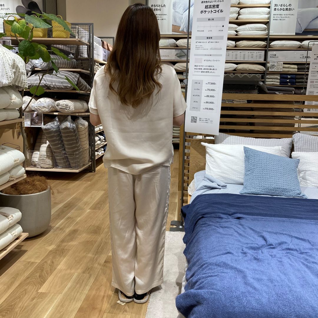 コンパクトに収まるなめらかサテンパジャマ