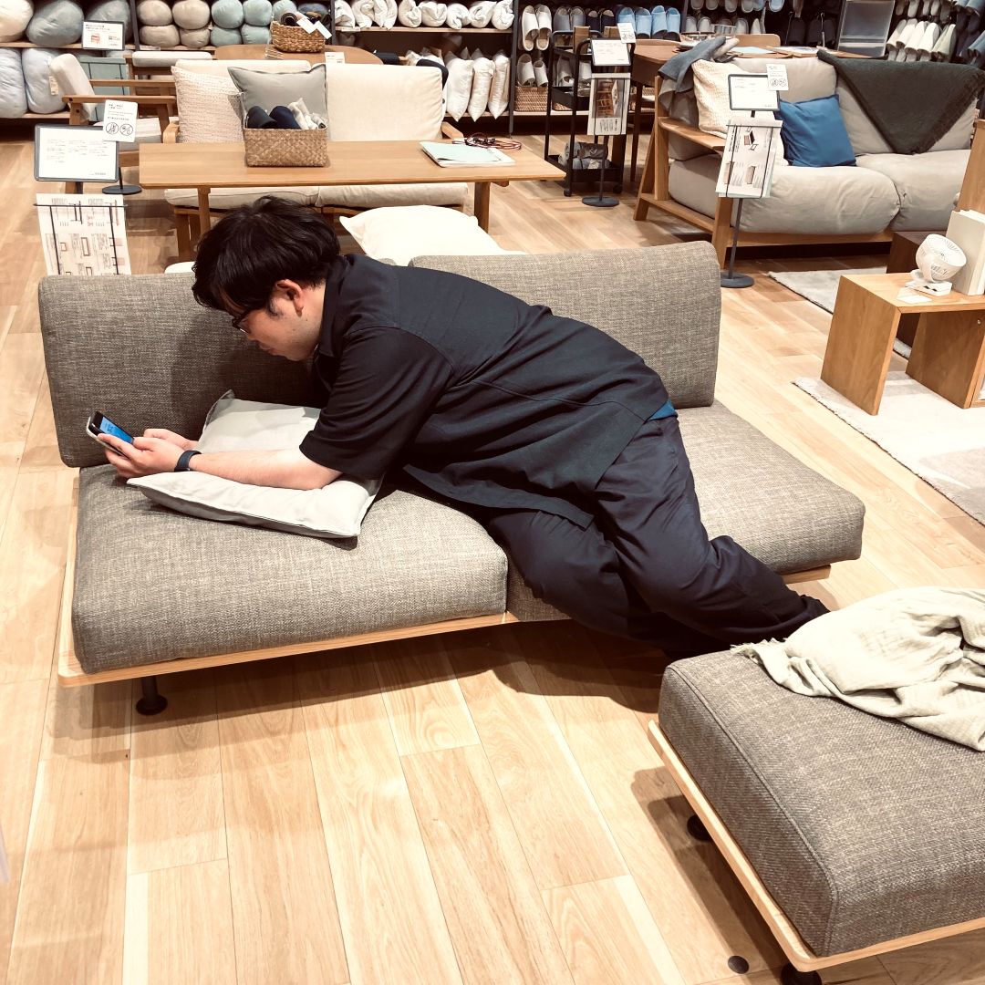 木製アームレスソファでホテルのようなくつろぎを