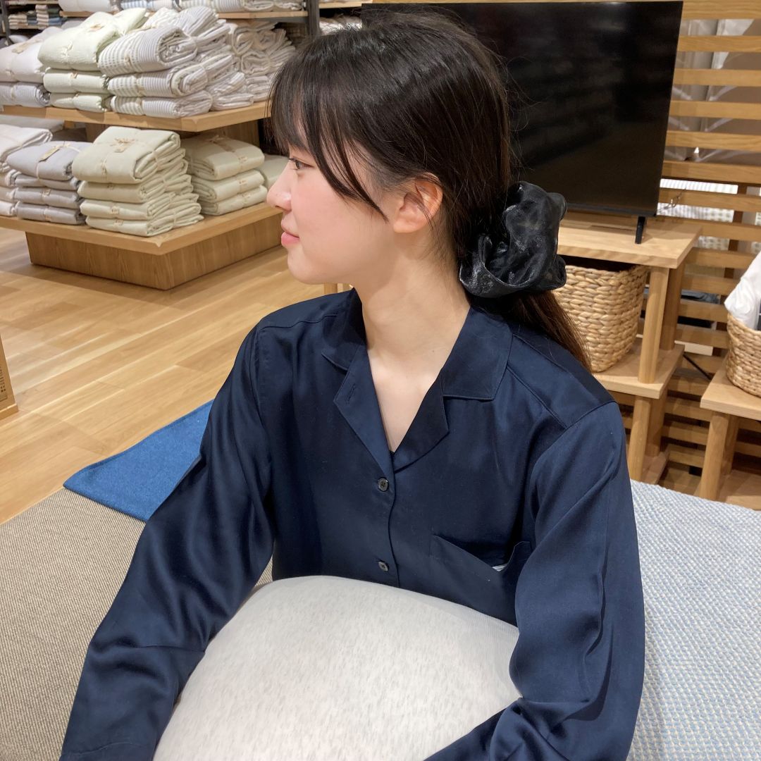 ひんやりとした着心地のサテン長袖パジャマ