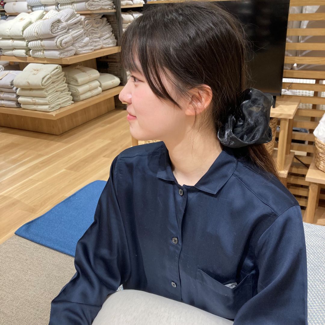 ひんやりとした着心地のサテン長袖パジャマ