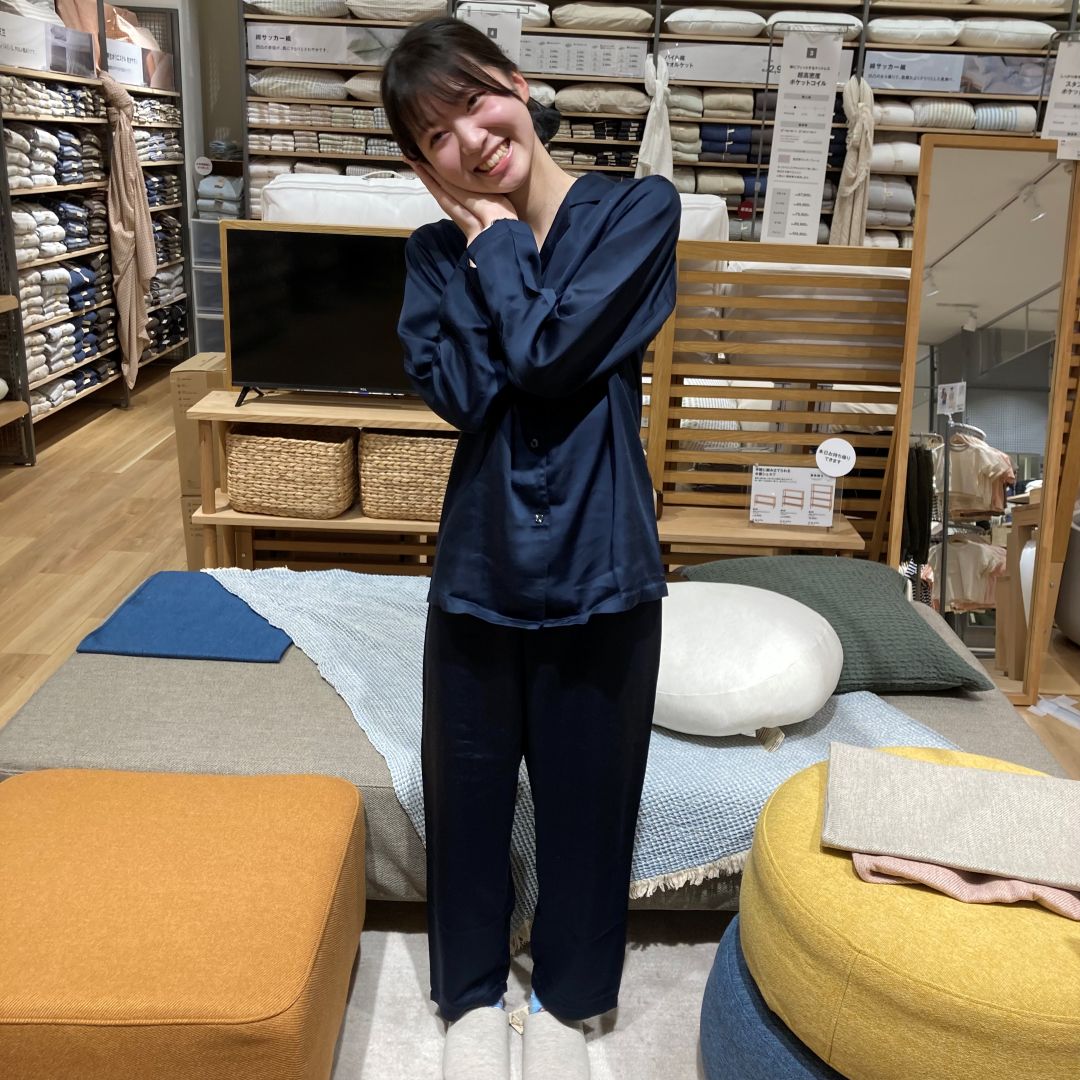 ひんやりとした着心地のサテン長袖パジャマ
