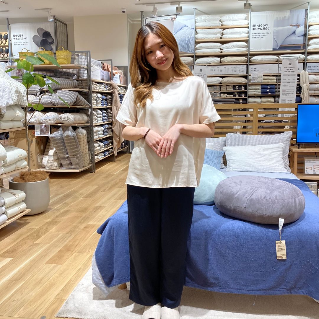 コンパクトに収まるなめらかサテンパジャマ