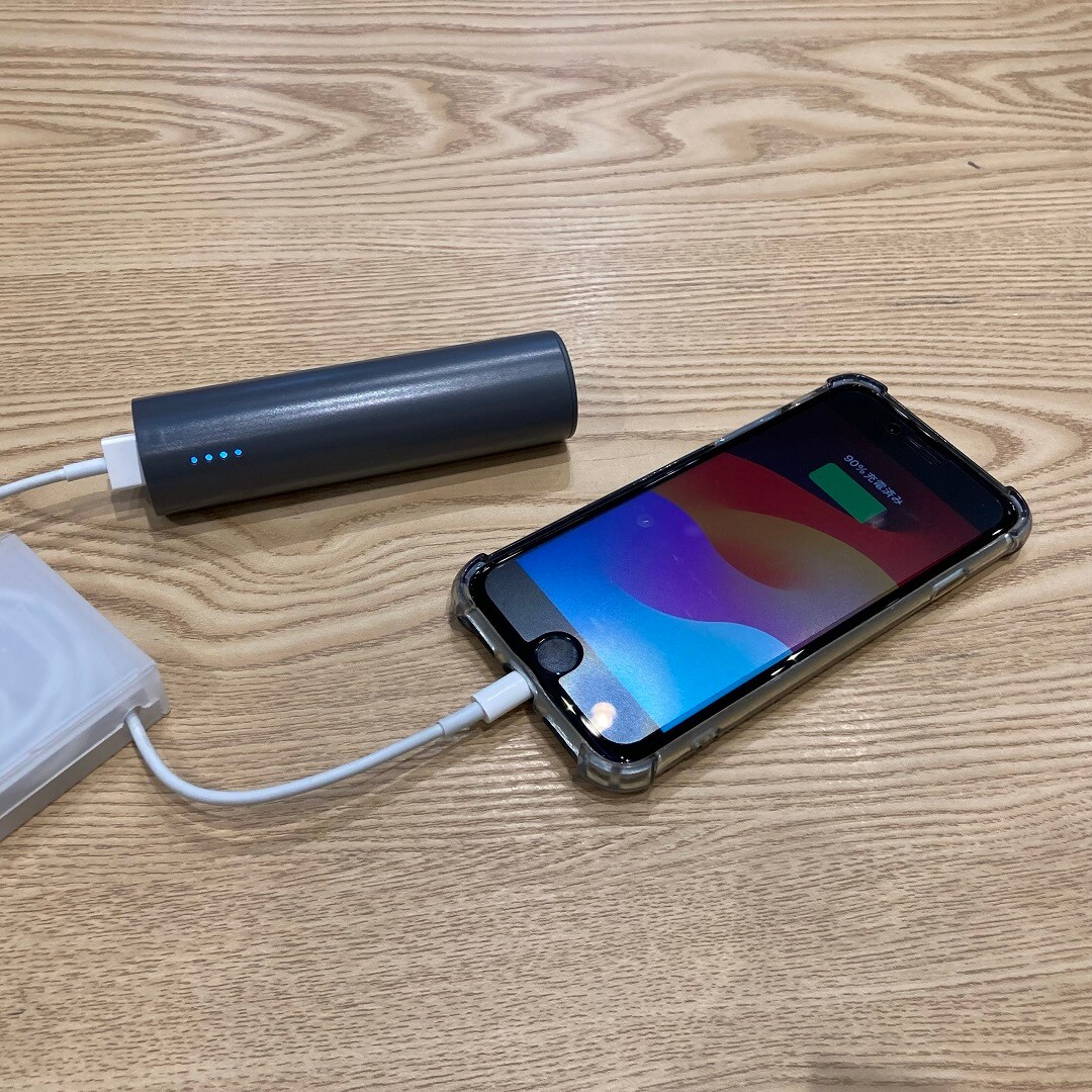 携帯を充電している写真