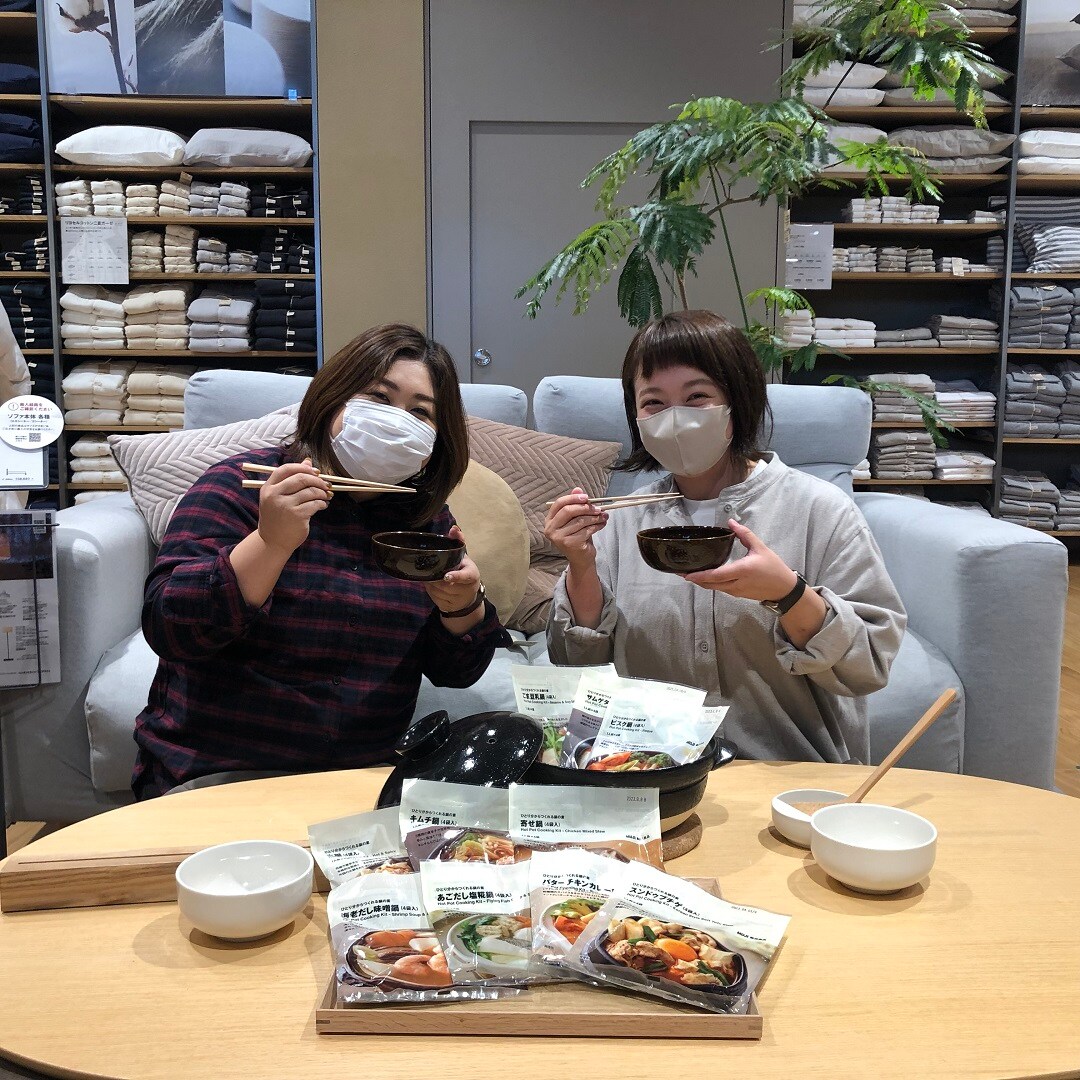 鍋とスタッフの写真