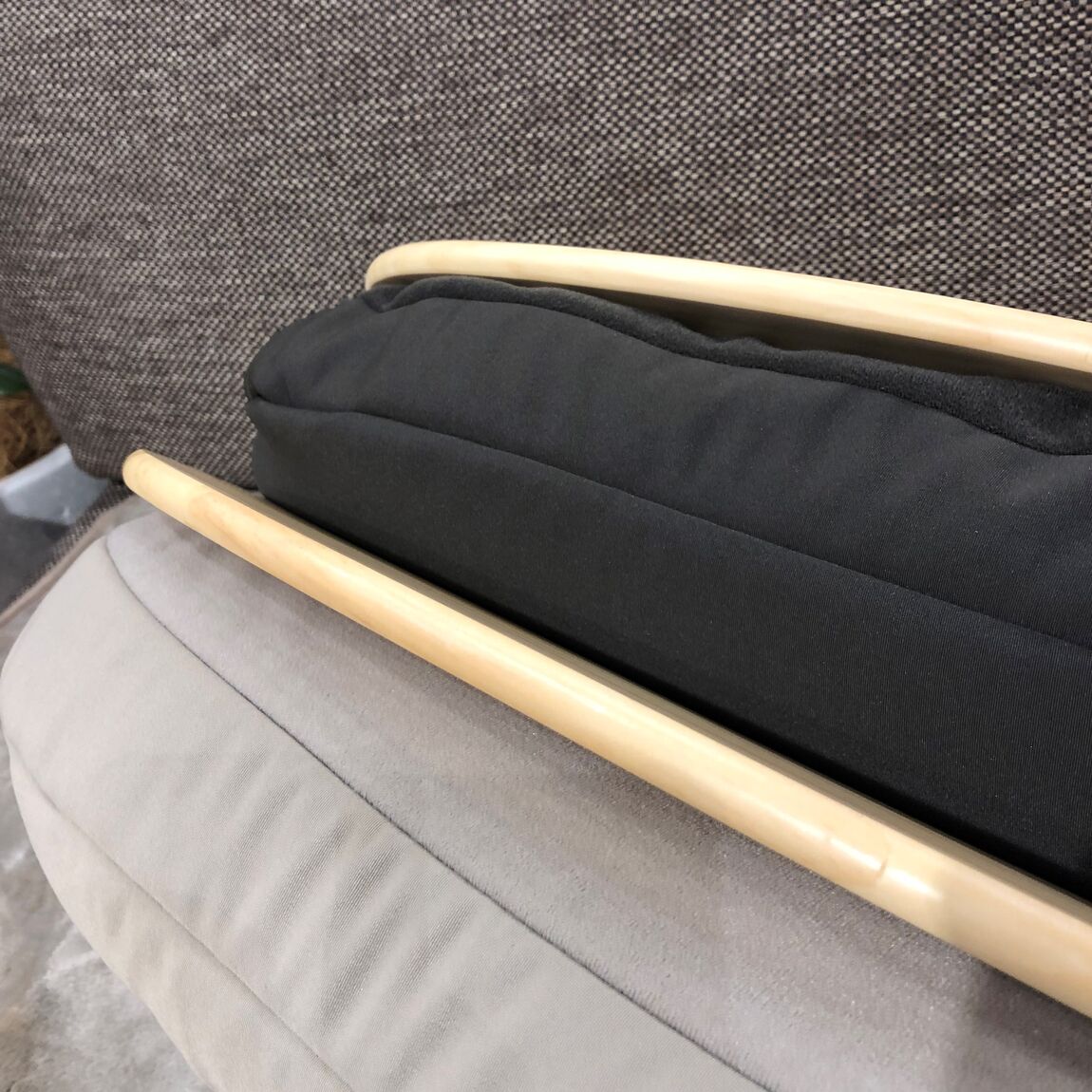 【つくば並木】新商品｜ひざの上でつかえるテーブルクッション　