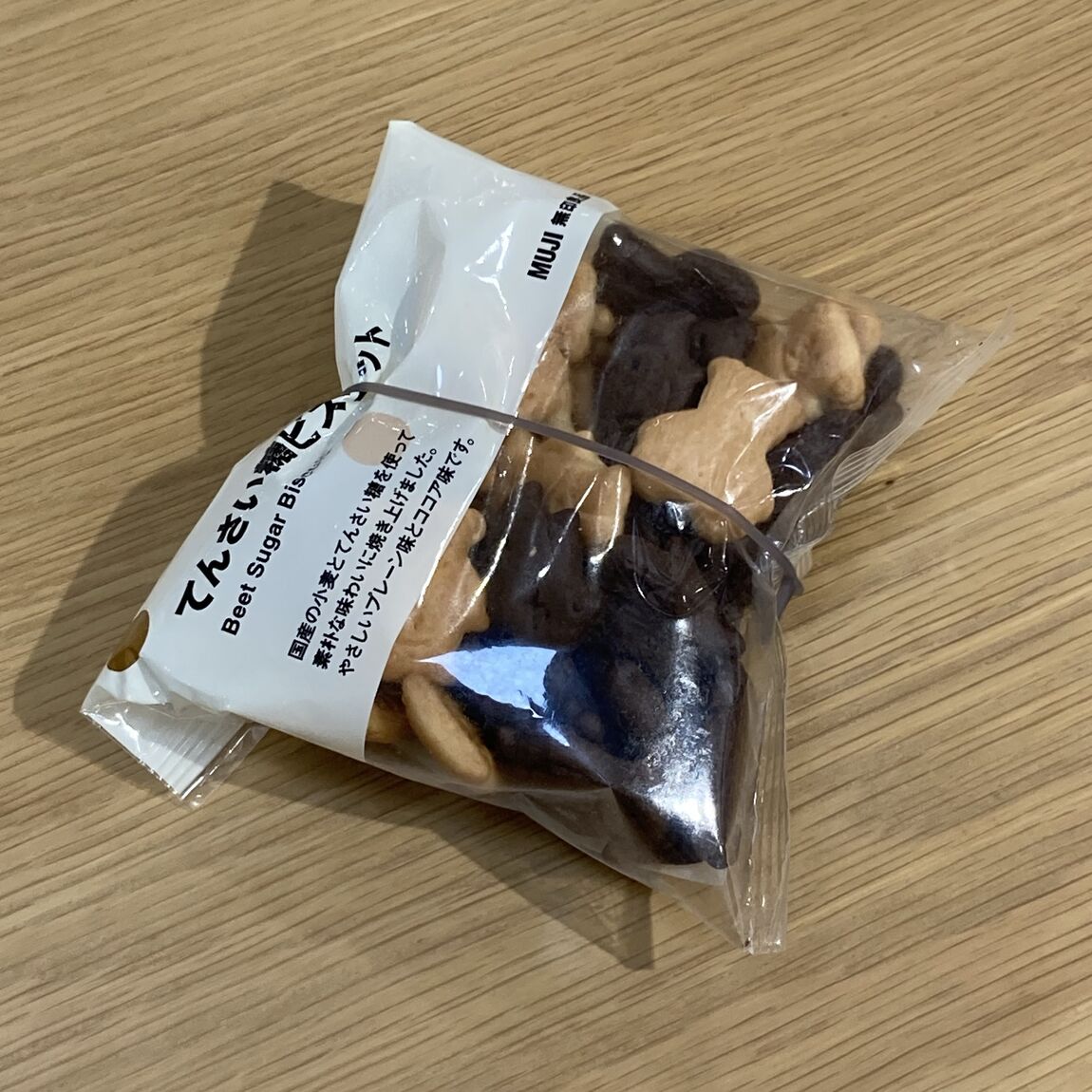 お菓子をまとめている様子