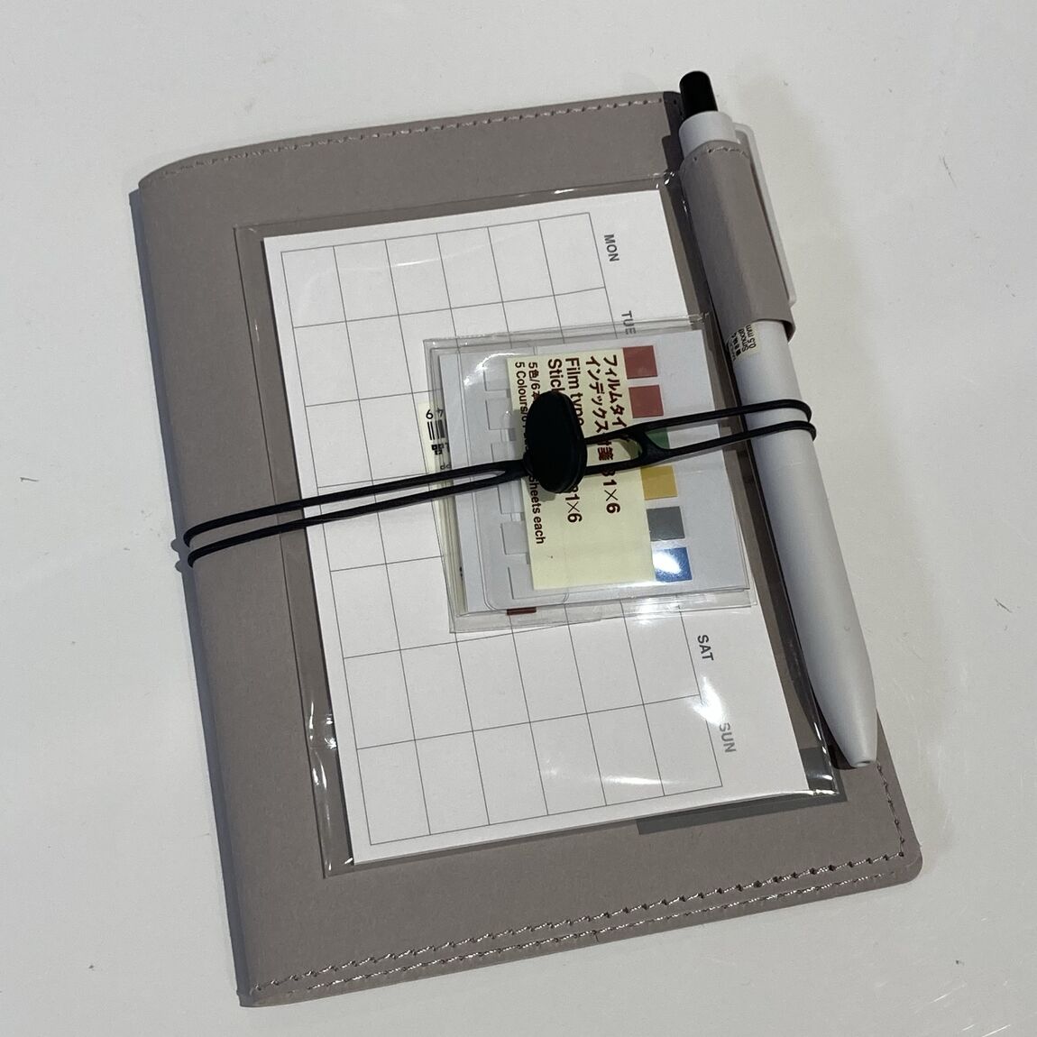 ノート・ペンをまとめている様子