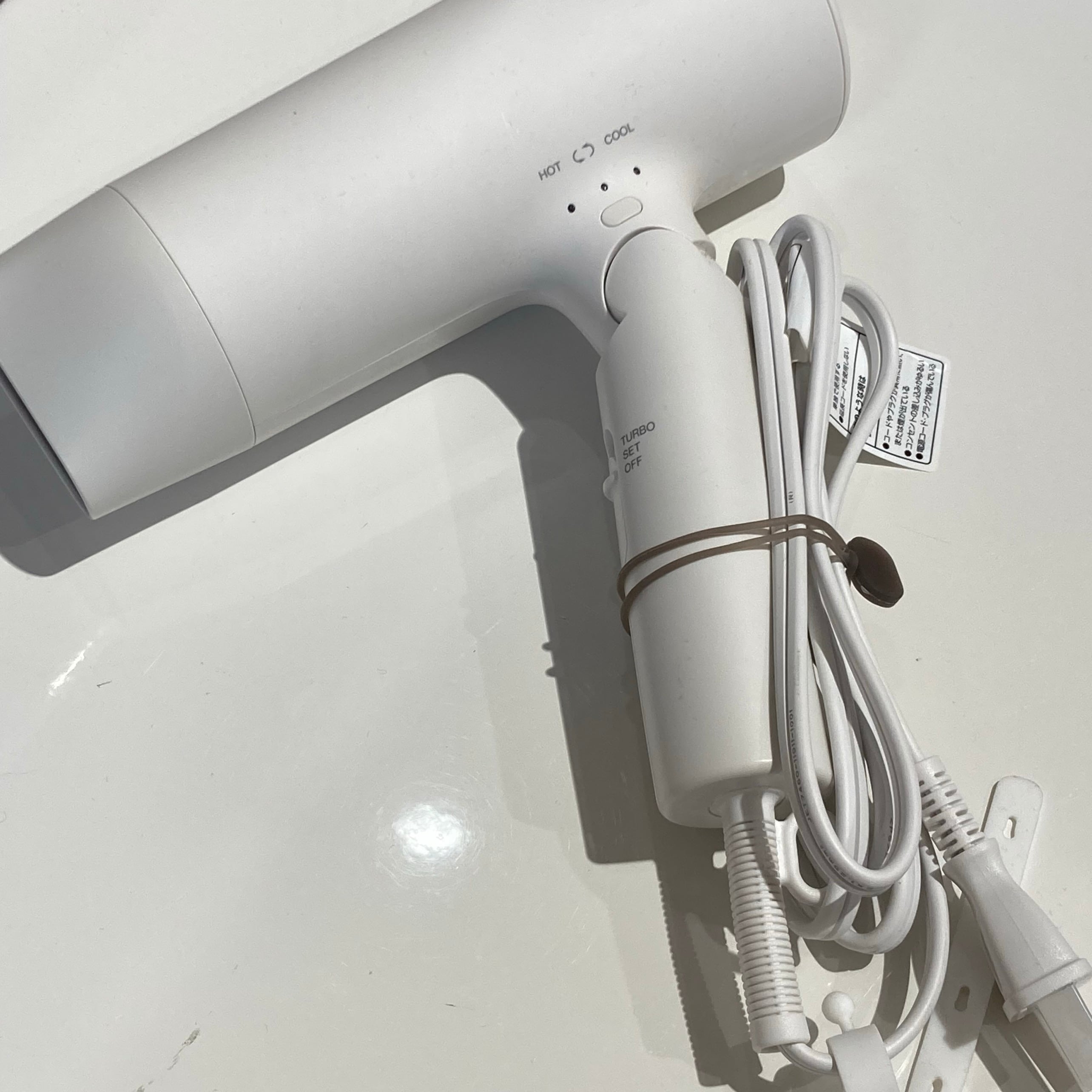 マルチバンドでコードをまとめている写真。