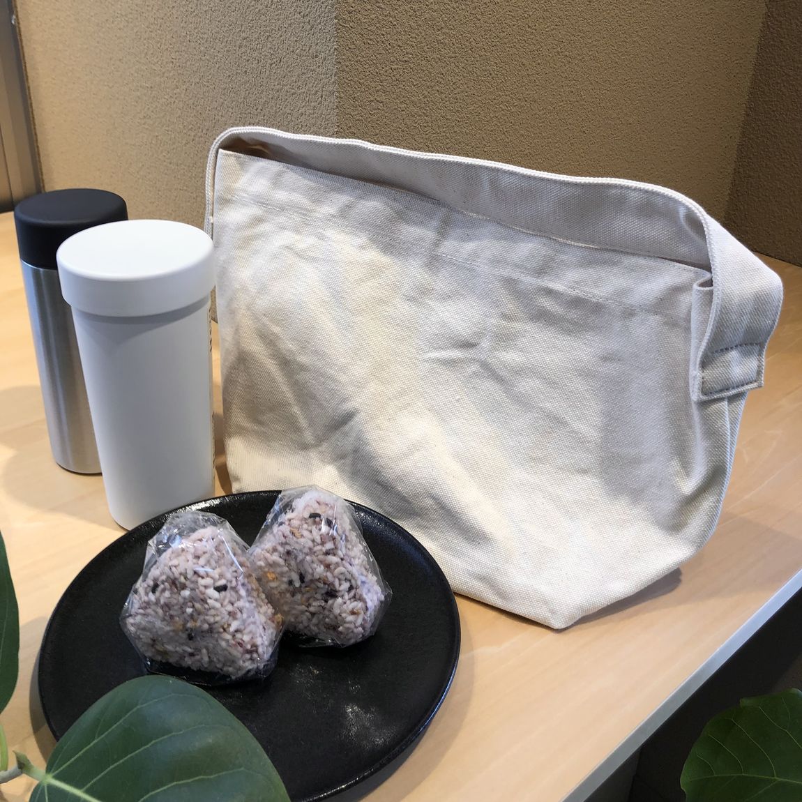 水筒とおにぎり