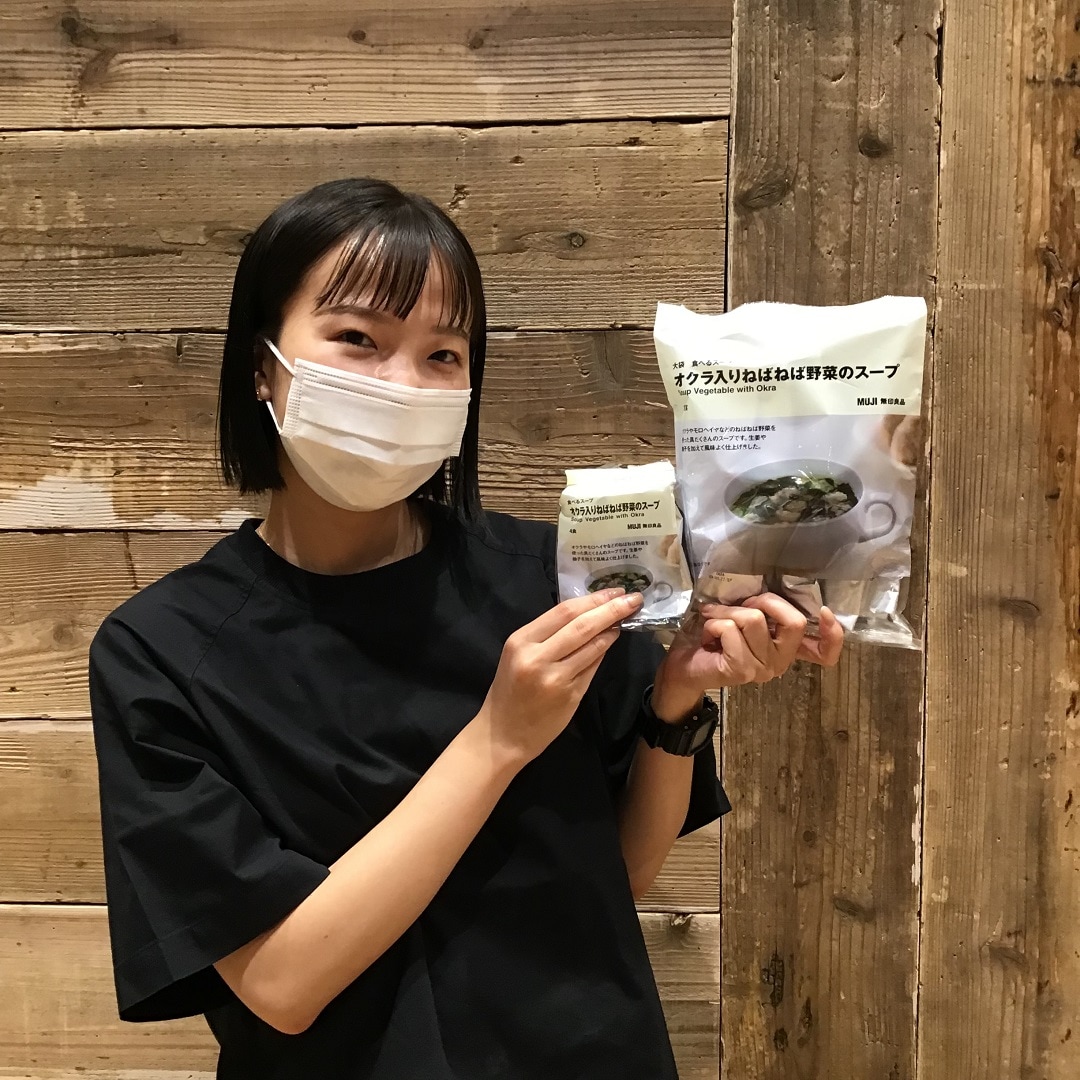 食べるスープとスタッフの写真
