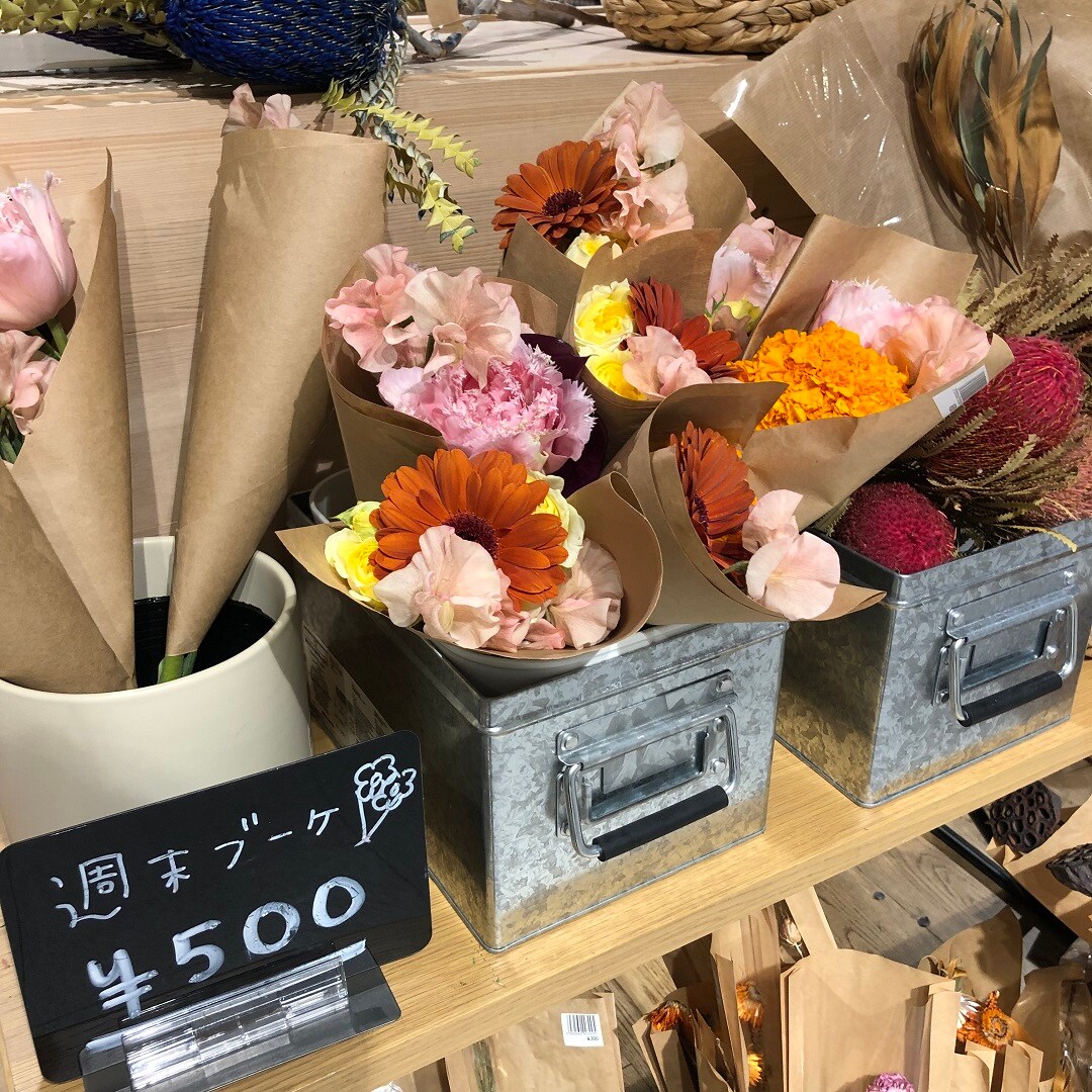 【マルエイガレリア】週末限定でお花を販売します