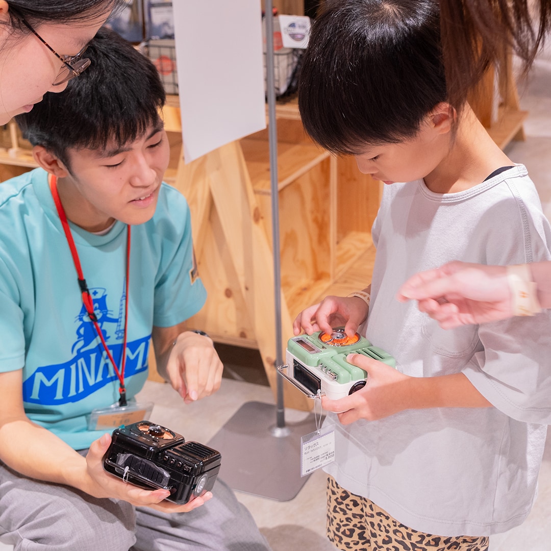 Alpenさんでは、手回しラジオをぐるぐる回して充電し、ラジオ番組がきけるようにチューニング。