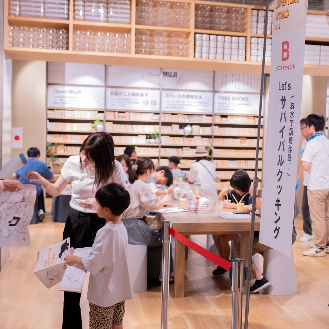 生協ひろしまさんのクエストは、ポテトチップスやフリーズドライスープ、ミニラーメンを水を使って調理する体験。