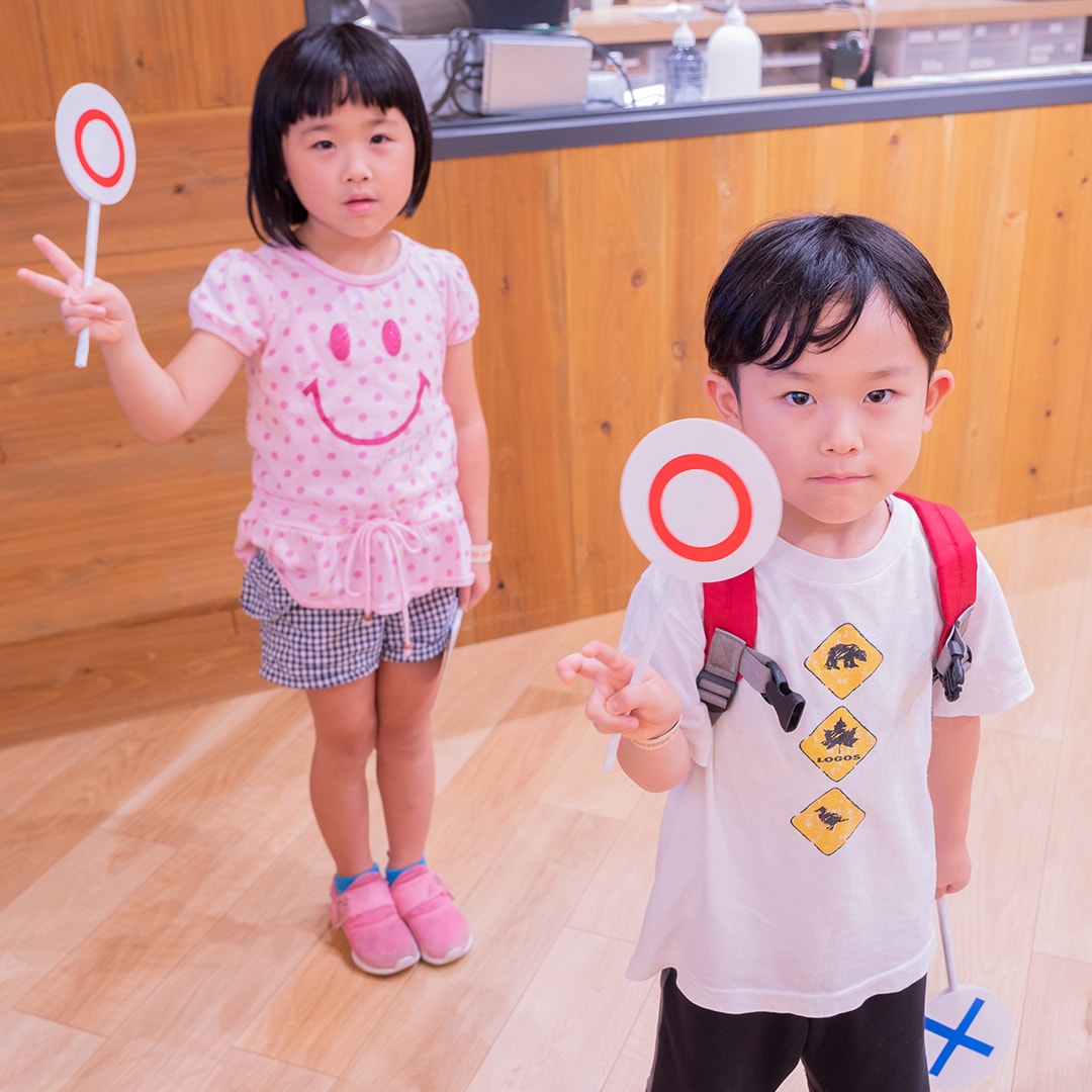 。くっわが出すクイズに、小さなお子さんも一生懸命考えて、〇か×かで答えてくれました。