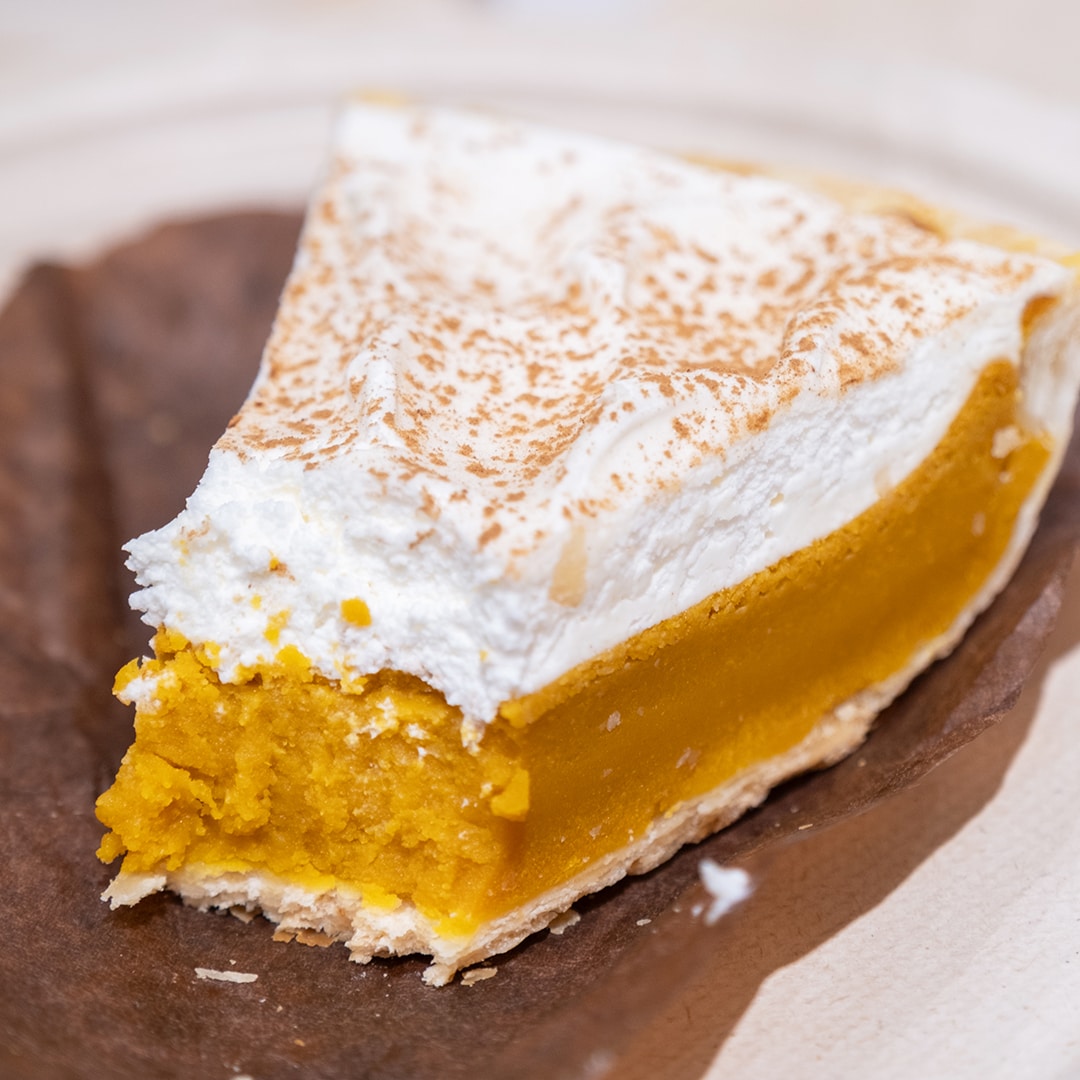 かぼちゃペーストとクリームを層にしたやさしい甘さのパイケーキです。