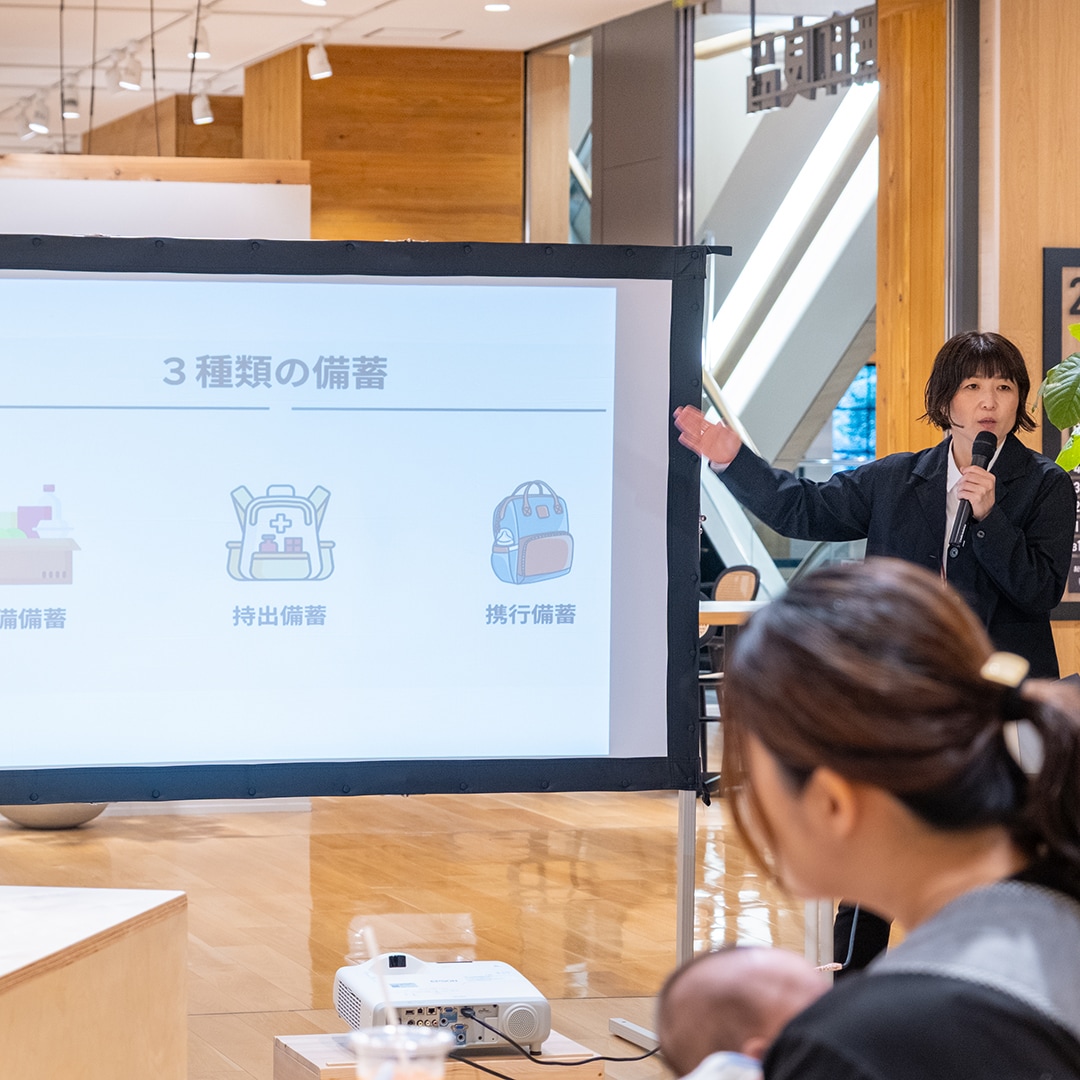 自宅に備えておく「常備備蓄」、避難するときに持っていく「持ち出し備蓄」、いつも持ち歩く「携行備蓄」