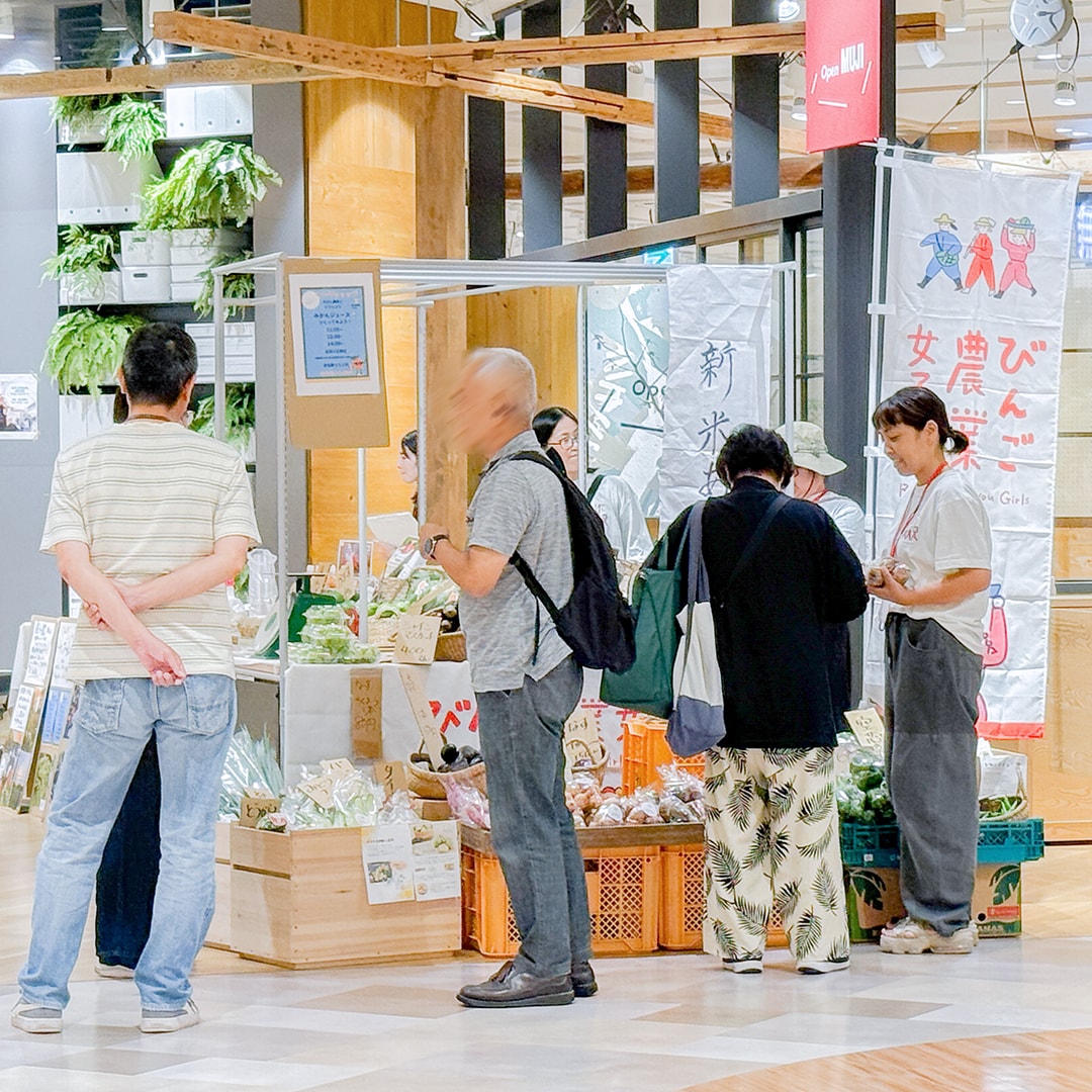 今年6月に開催し、野菜をきっかけにたくさんの方と会話がうまれた「びんご農業女子会 野菜つながる市」。第2弾となる今回は、季節のお野菜にお米、柑橘の販売に加え、規格外みかんでつくるジュースのワークショップや、びんご農業女子会メンバーたちの活動紹介、農業相談窓口も開設しました。
