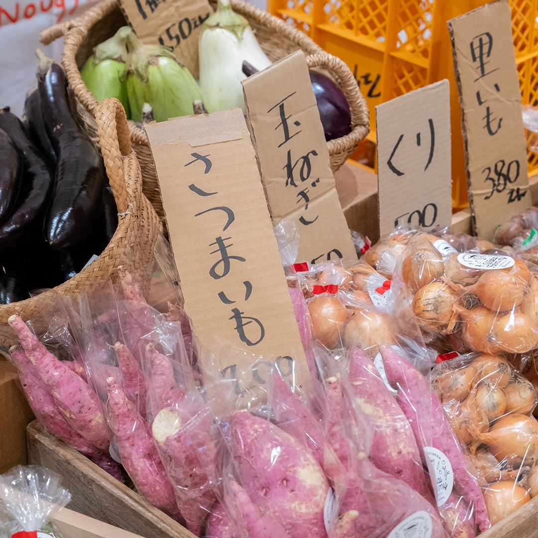 マルシェには、夏の名残を感じるおくらや大きなピーマン、秋の味覚の栗やさつまいも、おばあちゃんが作っているという立派なさといもなど旬のお野菜のほか、この時期ならではの、福山産の新米もならびました。