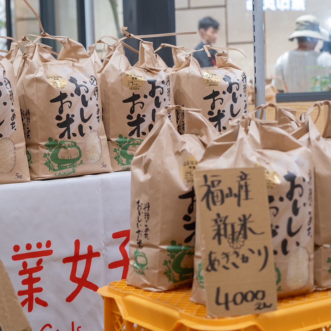 マルシェには、夏の名残を感じるおくらや大きなピーマン、秋の味覚の栗やさつまいも、おばあちゃんが作っているという立派なさといもなど旬のお野菜のほか、この時期ならではの、福山産の新米もならびました。