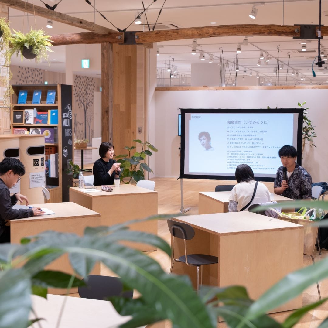 10月は、みんなで減災推進大使／テレビ新広島「ひろしま満点ママ!!」水曜コメンテーターの和泉崇司さんをお招きして、セミナー「大人の知恵袋　『まいにちの防災』　―もう一人の大切な家族を守ろう！ペット防災 編―」を開催し、いざという時のために日頃から備えておきたい、ペット防災について考えました。