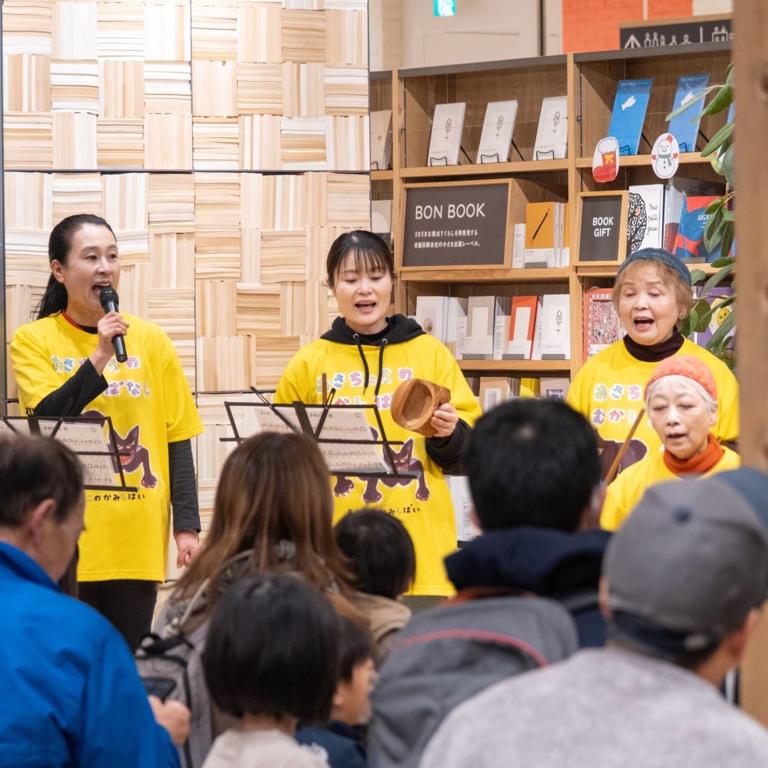 メンバーのみなさんの奏でるお囃子がOpen MUJIに響きわたり、紙芝居のはじまりはじまり〜。