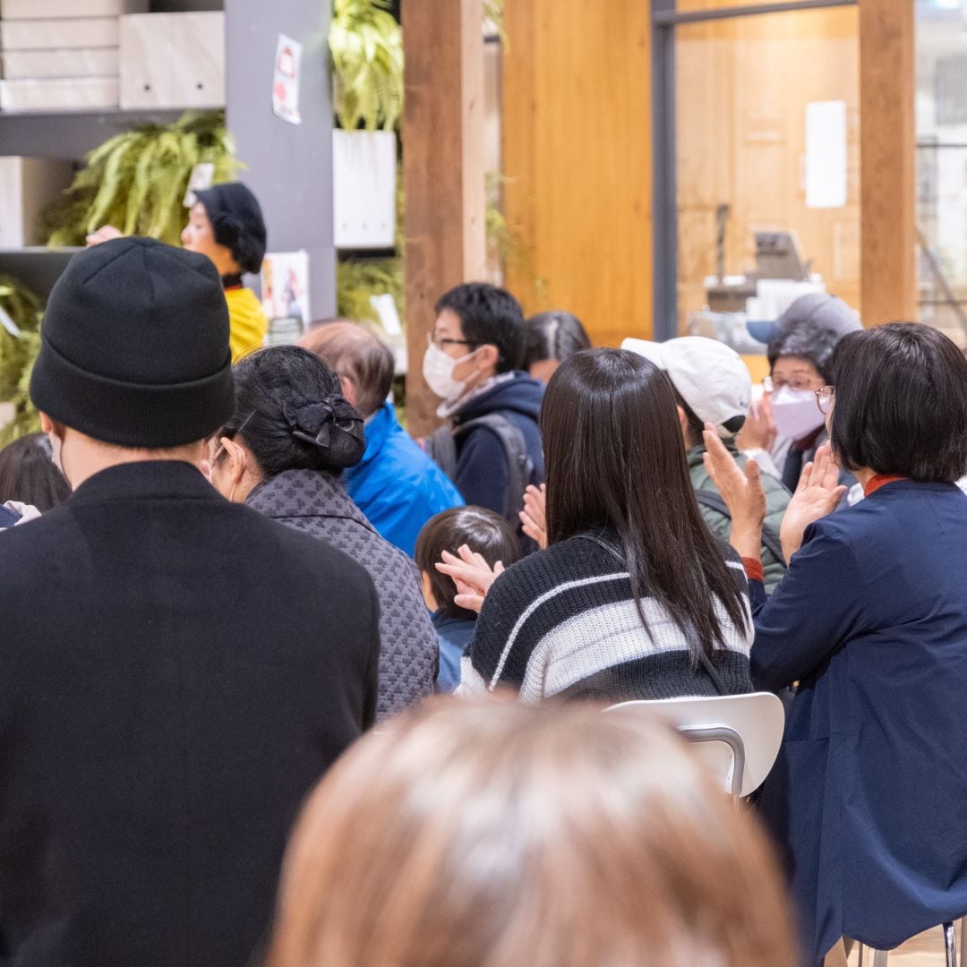 今回がはじめての紙芝居上演でしたが、小さなお子さんから、ご年配の方まで、たくさんの方にお立ち寄りいただきました。