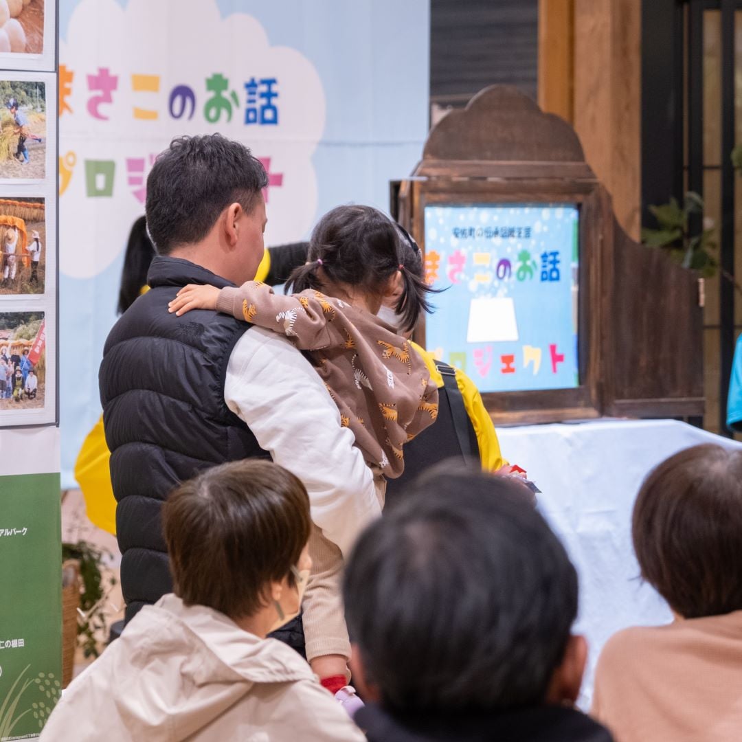 今回がはじめての紙芝居上演でしたが、小さなお子さんから、ご年配の方まで、たくさんの方にお立ち寄りいただきました。