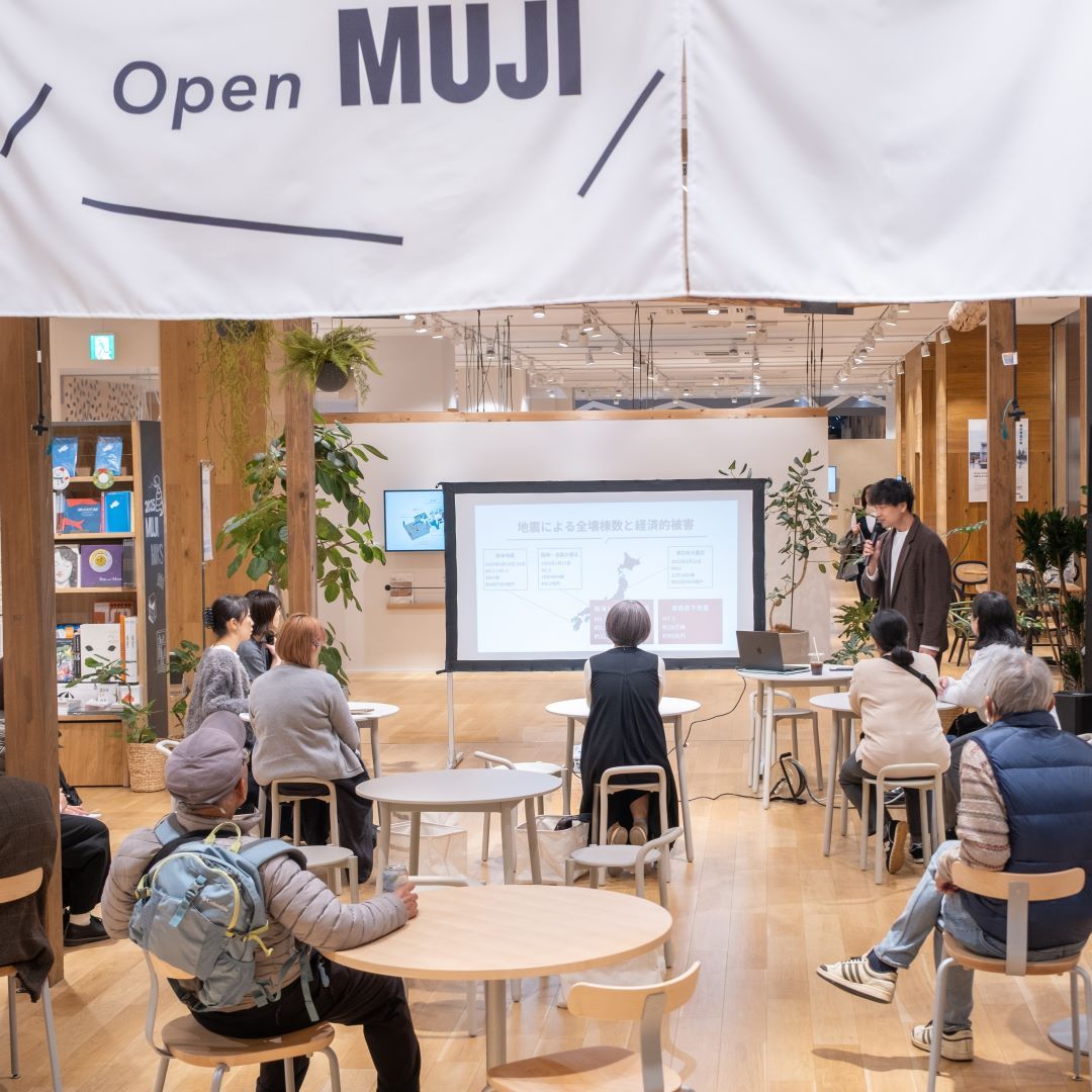 11月は、みんなで減災推進大使／テレビ新広島「ひろしま満点ママ!!」水曜コメンテーターの和泉崇司さんをお招きし、セミナー「大人の知恵袋　『まいにちの防災』　―防災×AI編―」を開催しました。