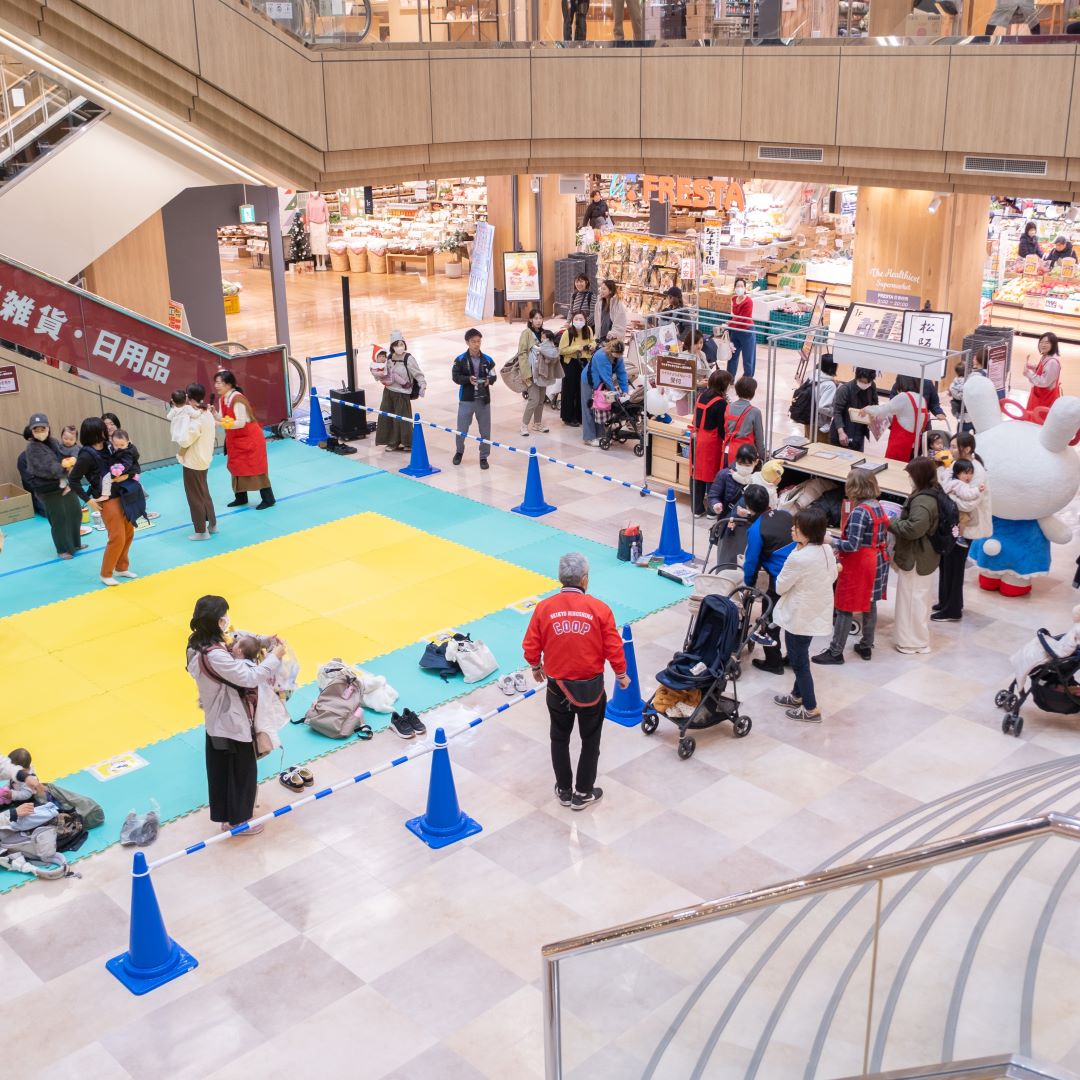 会場には、「ハイハイよちよちレース」「クリスマスフォトコーナー」のほか、「手形足形アート」や「離乳食の試食」ができるコーナーなど、楽しいコンテンツが盛りだくさん。