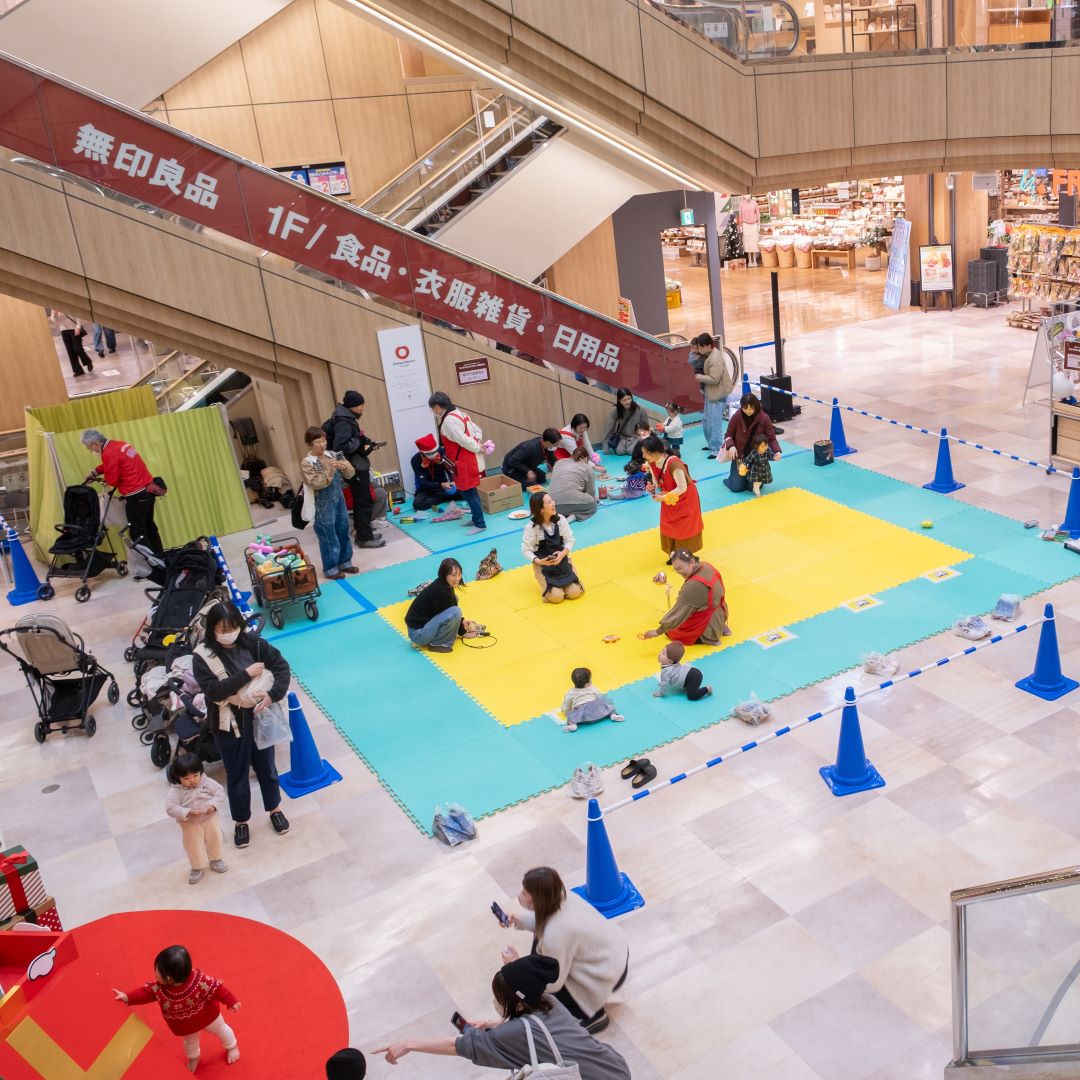 1階センターコートでは、ハイハイよちよちレースが開催されました。