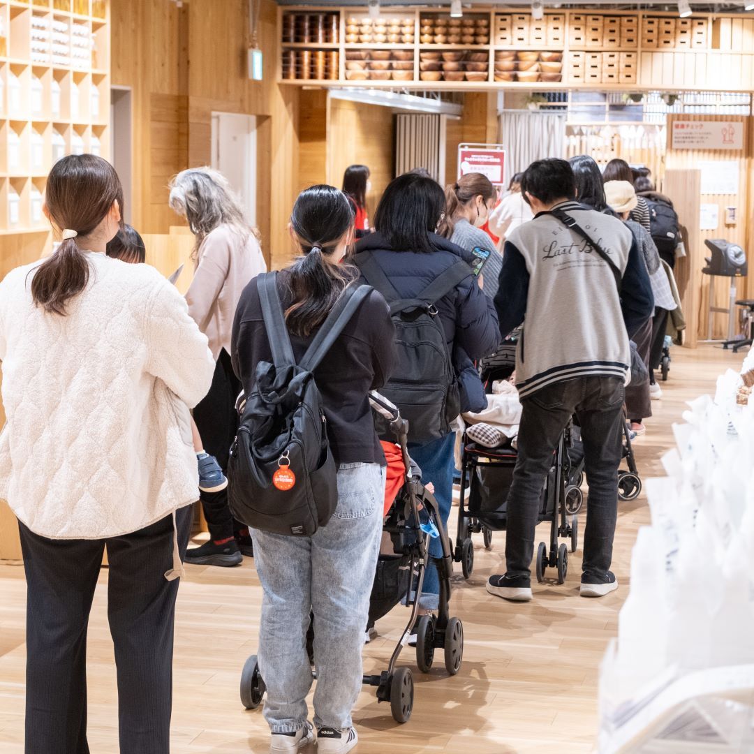 無印良品・まちの保健室の手形足形アートは、終始行列ができるほどのにぎわいでした。