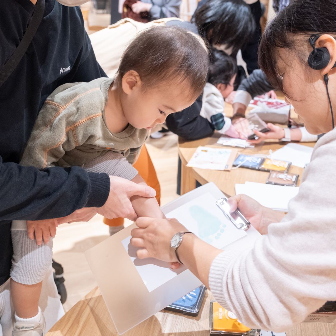 まちの保健室の相談員がお子さんの手形足形スタンプをお手伝いし、そのあとはご家族でお好きなモチーフにデコレーションしていただきました。