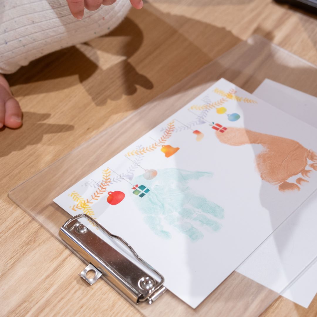 まちの保健室の相談員がお子さんの手形足形スタンプをお手伝いし、そのあとはご家族でお好きなモチーフにデコレーションしていただきました。