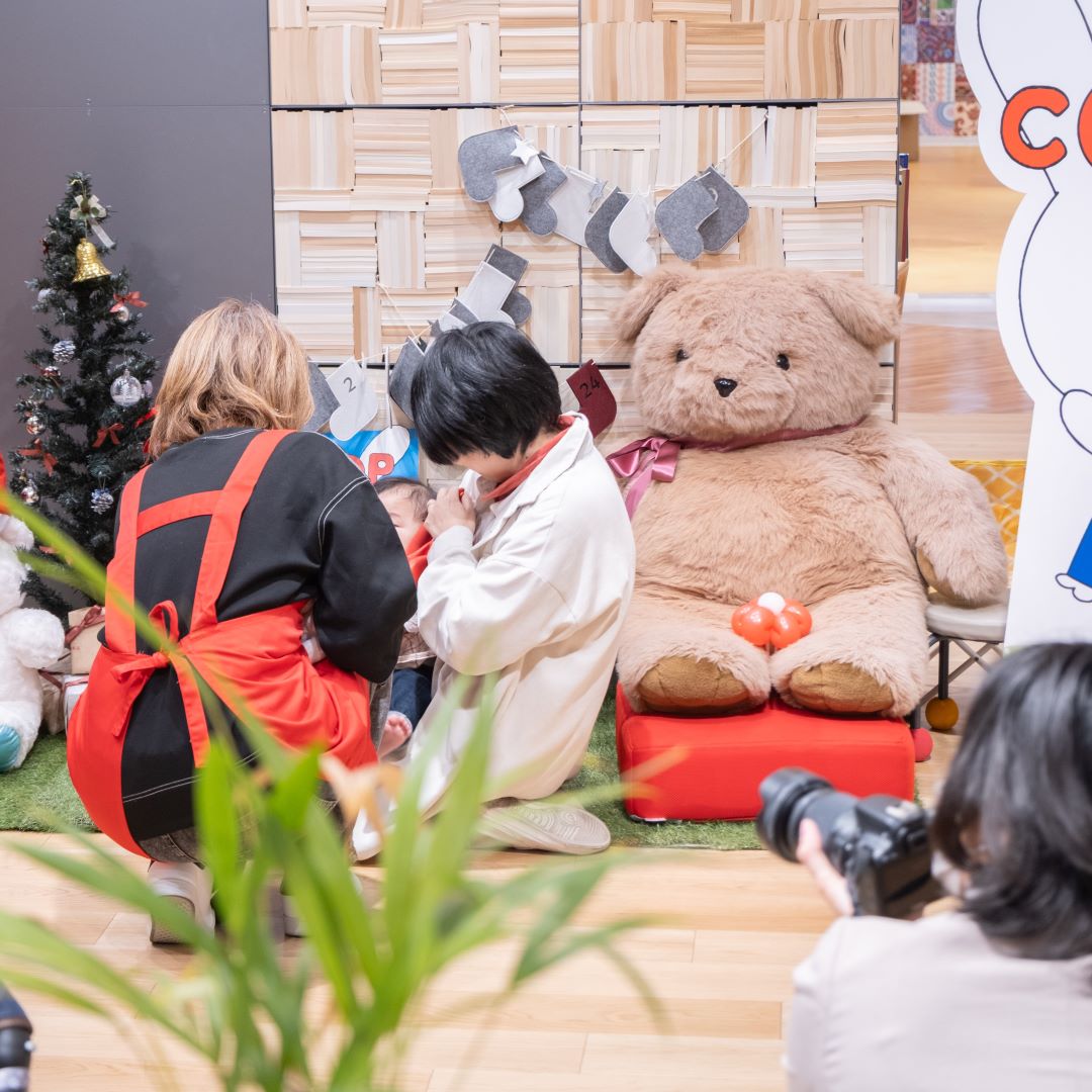 2階Open MUJIにはこの日だけの特別なフォトスポットが登場しました。小さなサンタさんになりきって、一足早いクリスマスの撮影会となりました。