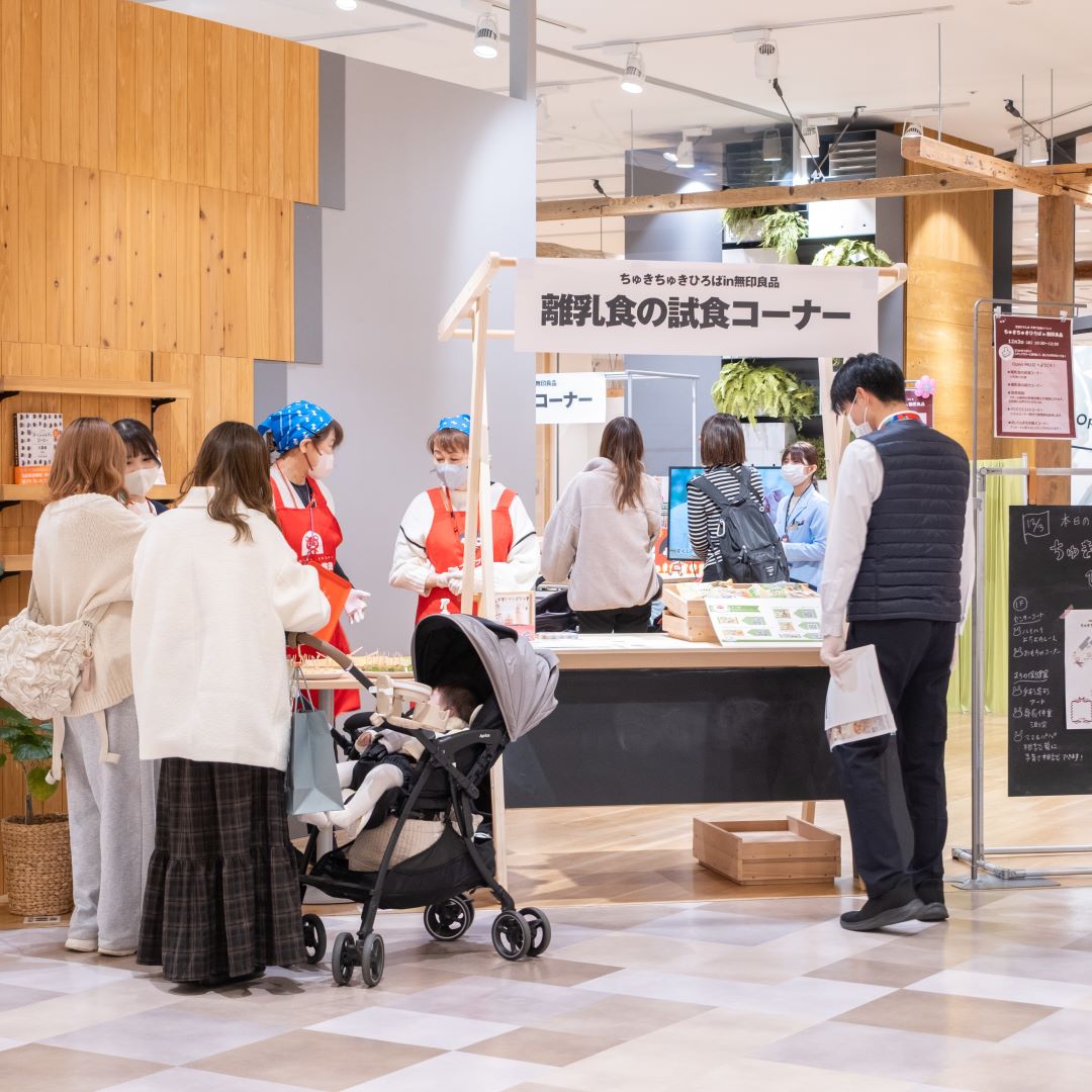 離乳食の試食コーナーでは、コープ商品の「きらきらステップ」から、やわらかうどんや手づかみで食べやすいナゲット、ほうれん草を使ったプチホットケーキなど離乳食におすすめの商品を試していただきました。